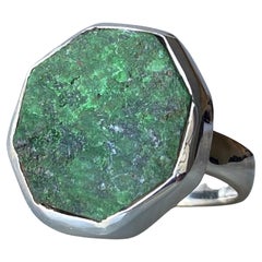 Bague en argent avec grenat d'uvarovite étincelant