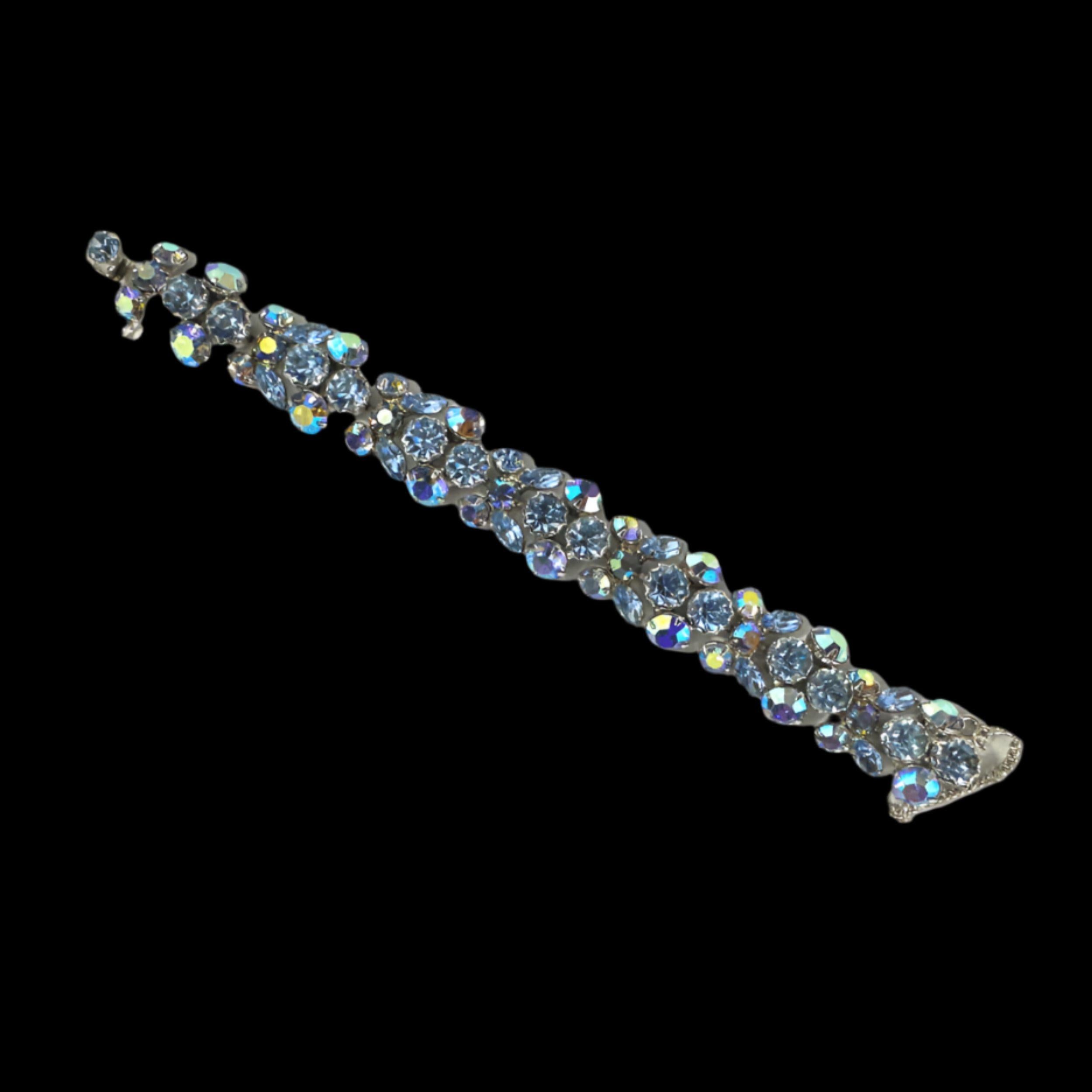 Découvrez la beauté rayonnante du glamour vintage avec notre exquis bracelet Weiss en strass vintage. Ce bijou intemporel incarne l'élégance et la sophistication qui font la renommée de la marque Weiss, ce qui en fait un ajout captivant à toute