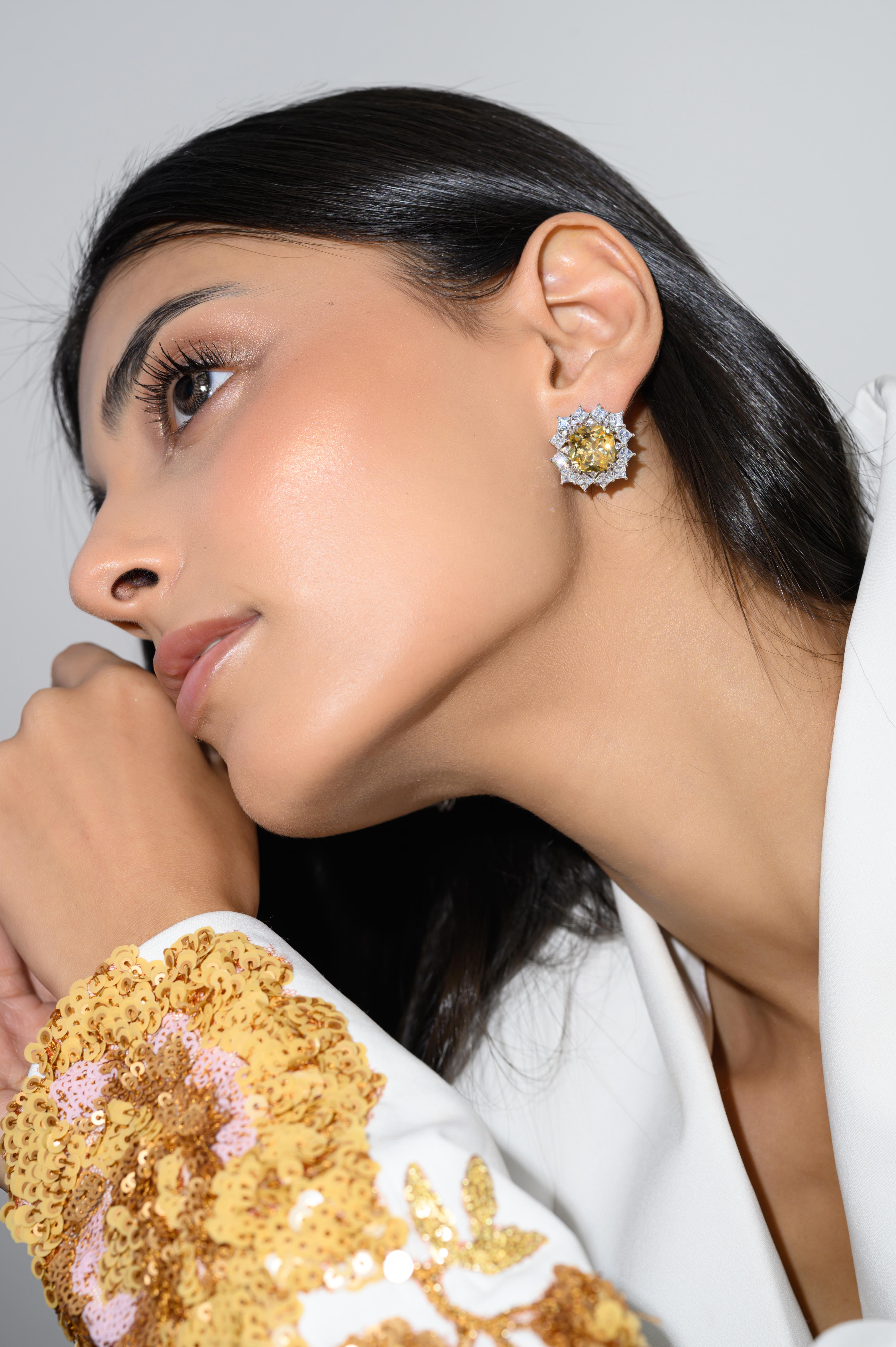 Cushion Cut Sparkling Yellow Cubic Zirconia Engagement Studs Earring for Her in Silver For Sale