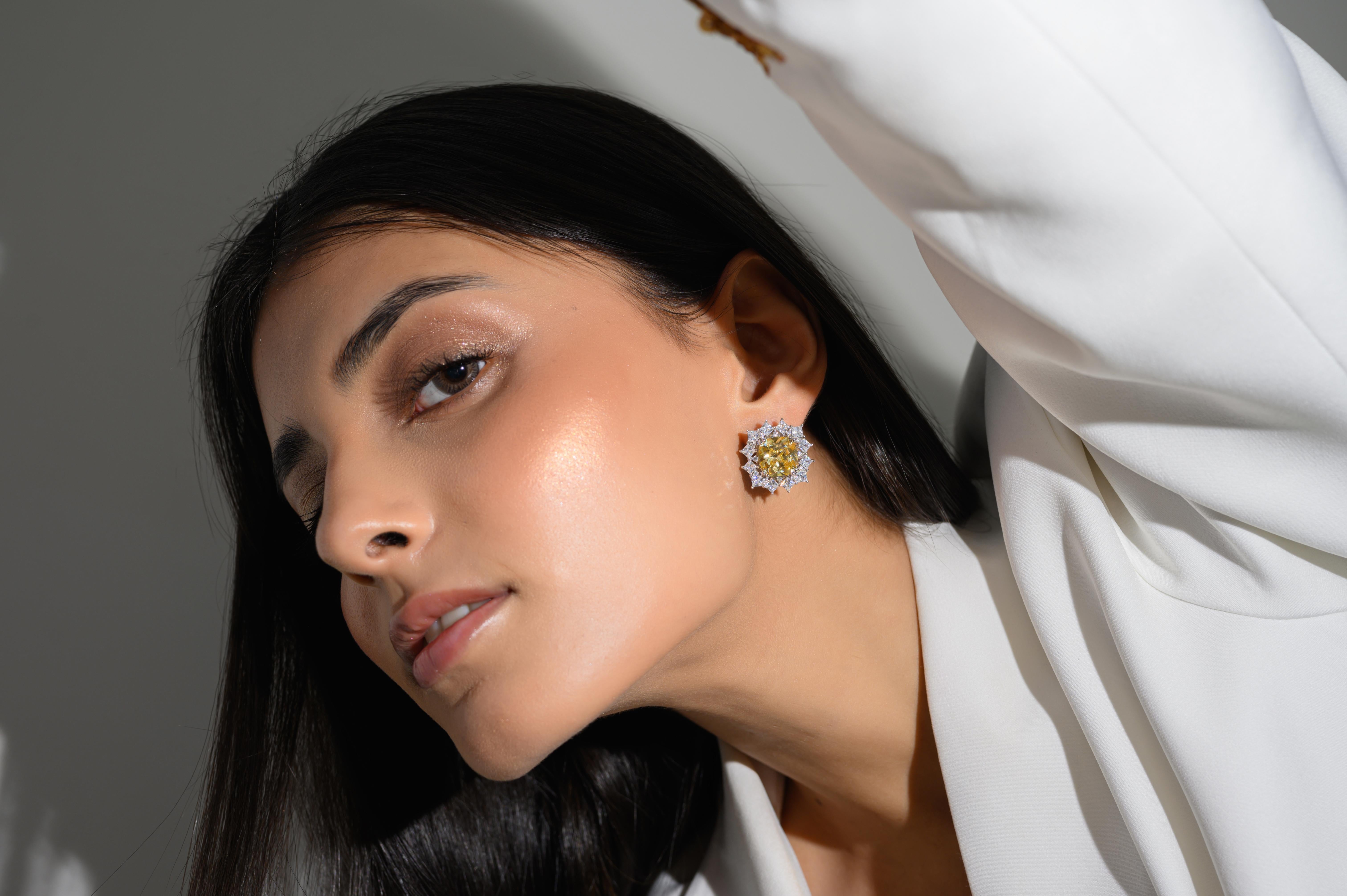Women's Sparkling Yellow Cubic Zirconia Engagement Studs Earring for Her in Silver For Sale