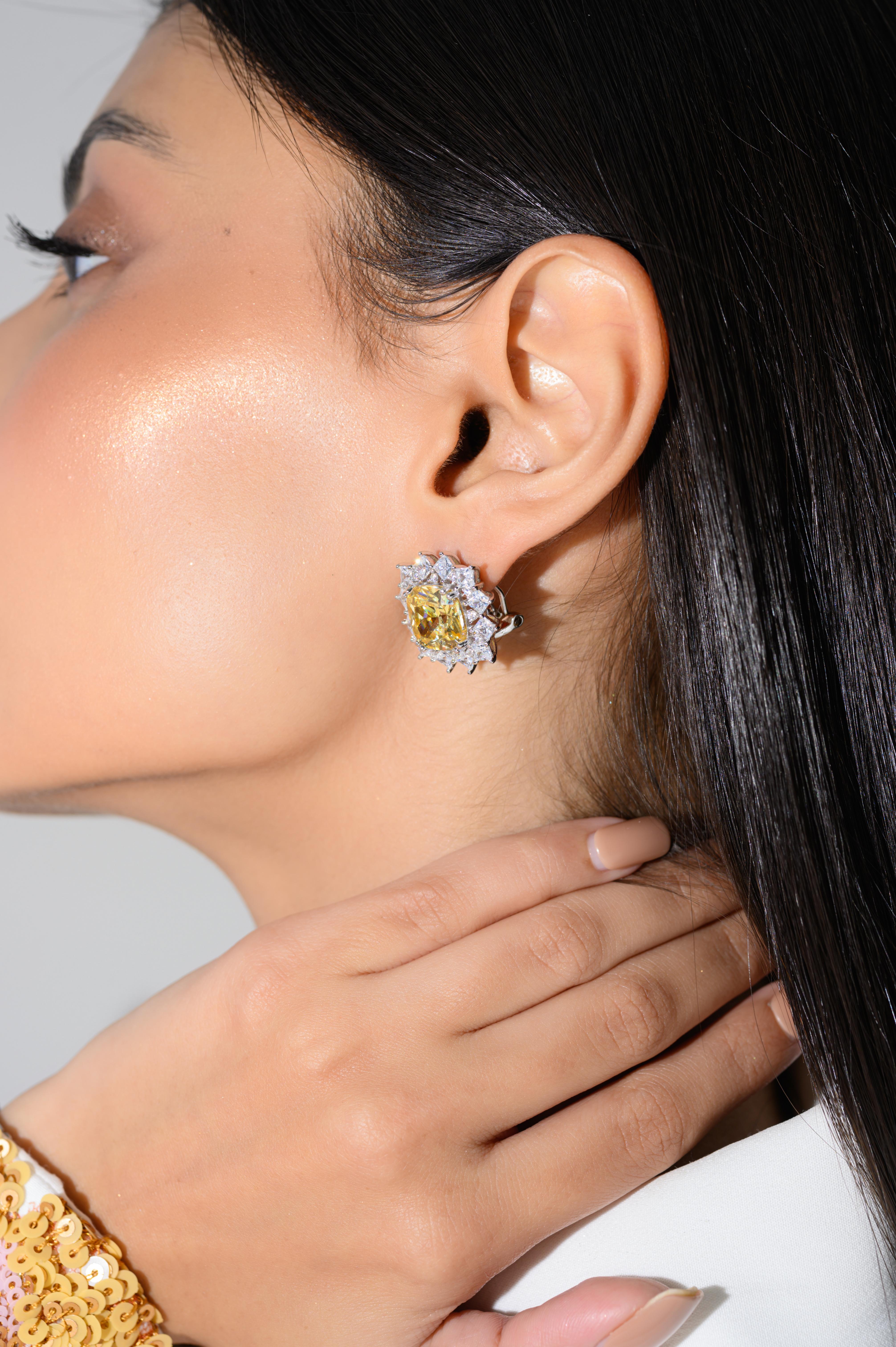 Sparkling Yellow Cubic Zirconia Engagement Studs Earring for Her in Silver For Sale 3