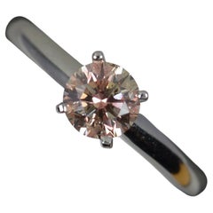 Scintillante anello di fidanzamento solitario con diamante rosa da 0,5 carati e oro bianco da 9 carati