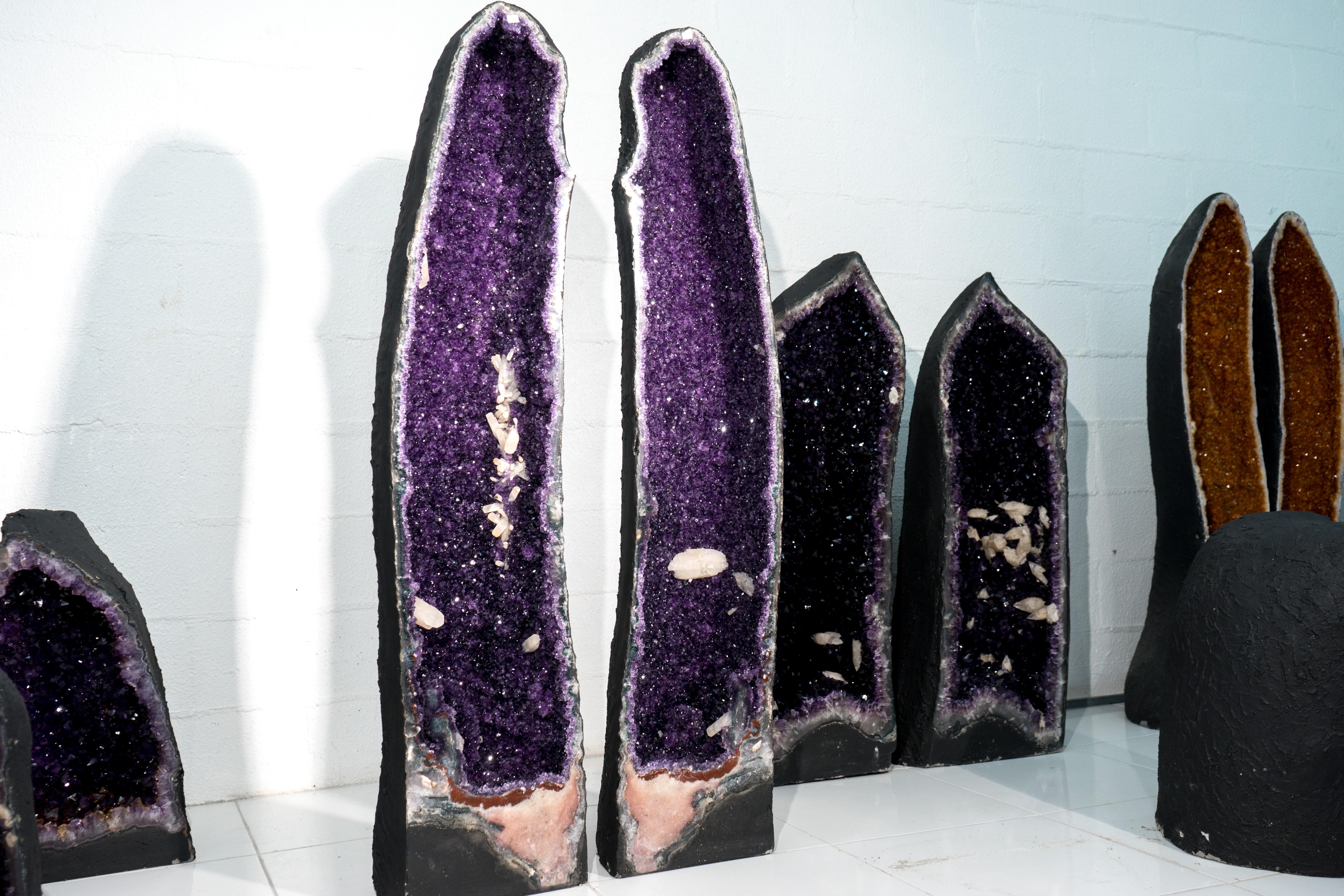 Preciosa Pareja de Geodas de Amatista de Color Púrpura Profundo, Grandes y Altas con Raras Inclusiones de Calcita

▫️ Descripción

Impresionante y hermoso, este par de Geodas de Amatista muestra el epítome de la belleza de las Amatistas de Brasil.