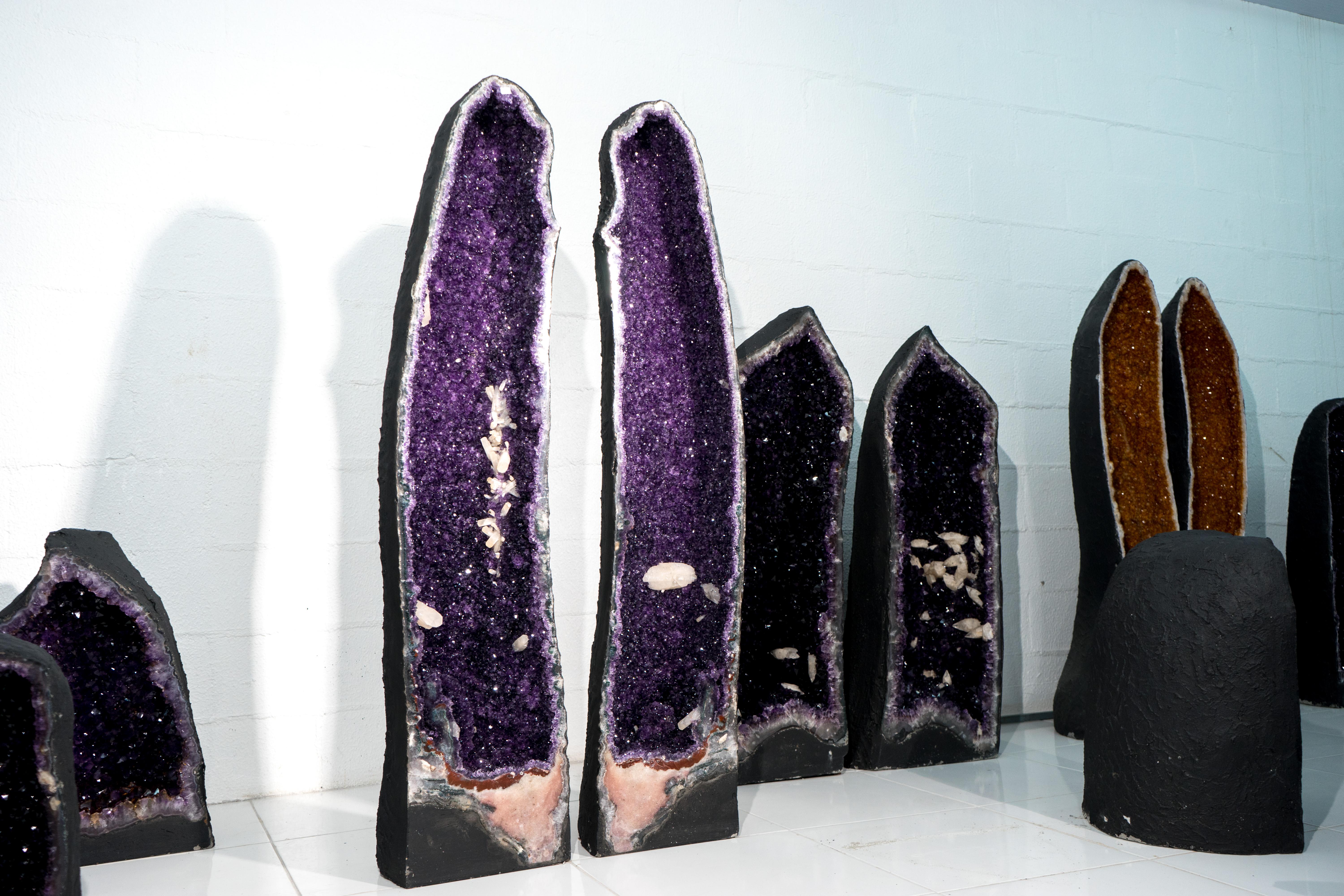 Par de Geodas Catedral de Amatista Brillantes de 4,7 Pies con Amatista Púrpura de Alto Grado Brasileño en venta