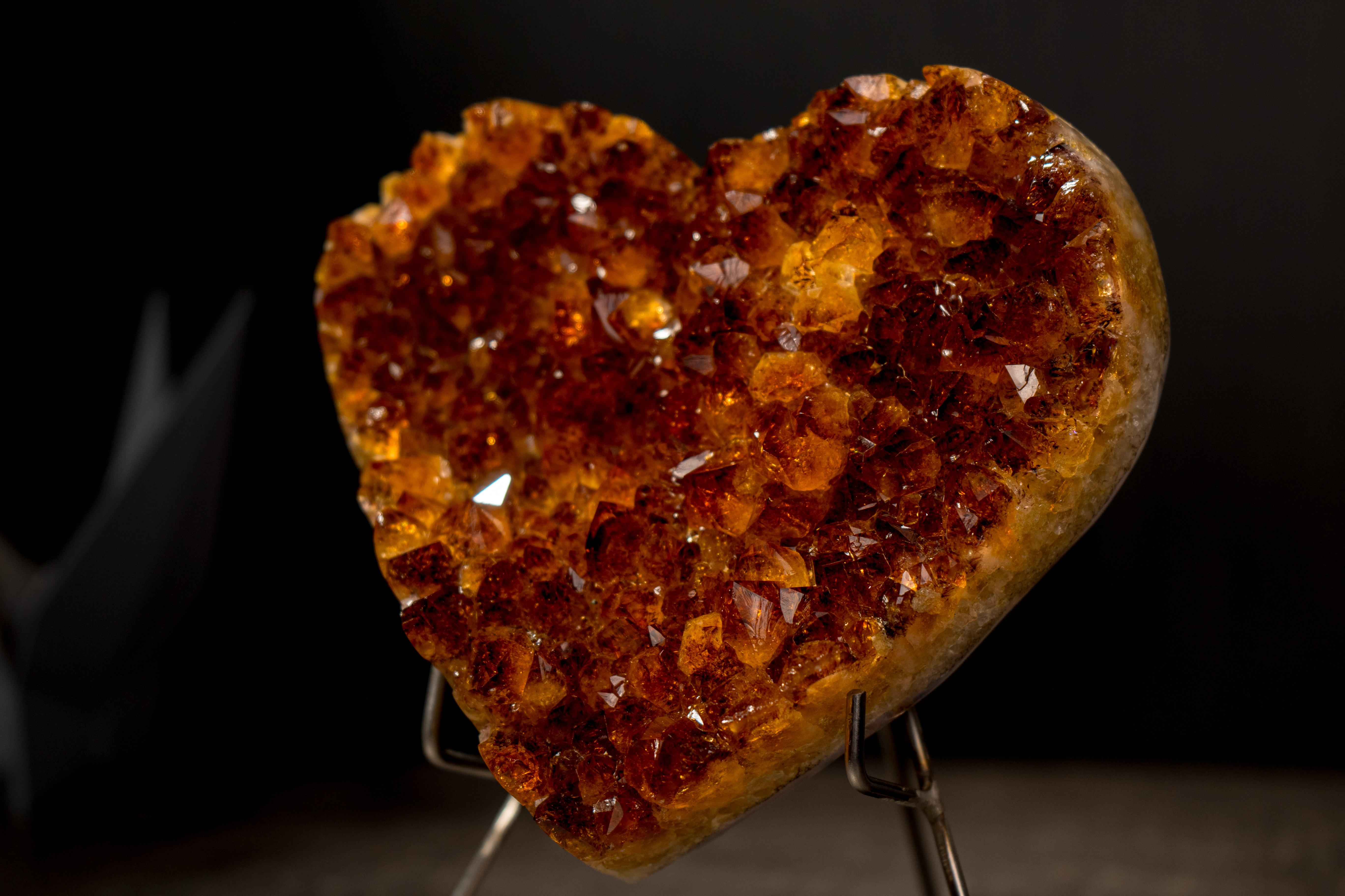 Corazón de Citrino de Madeira Naranja Profundo, Escultura Artificial de un Cristal Raro Natural

▫️ Descripción

Cuidadosamente tallado a mano a partir de un único racimo de Citrino de Madeira, este radiante corazón muestra una estética