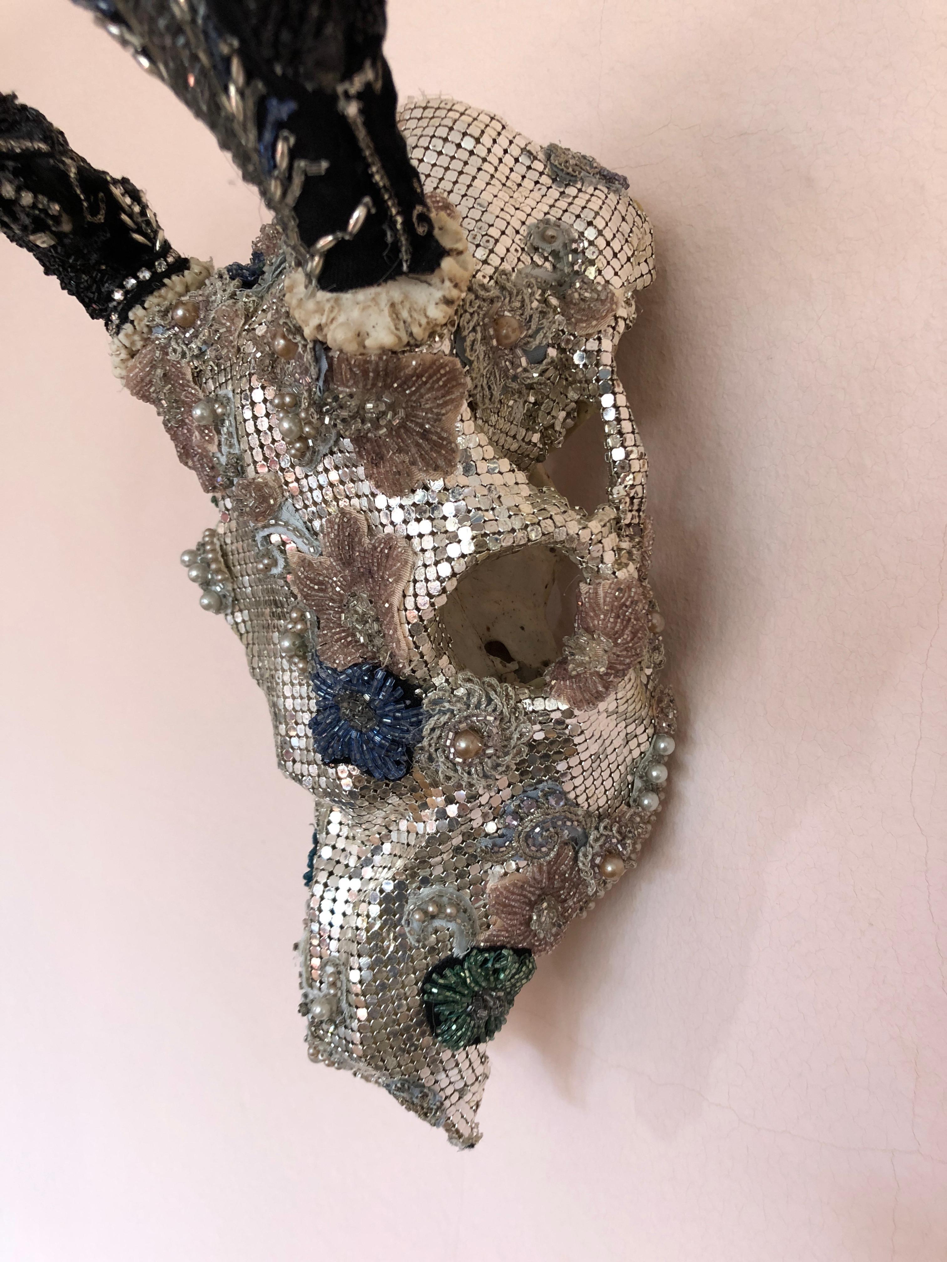 Escultura brillante de calavera en malla de plata en venta 4