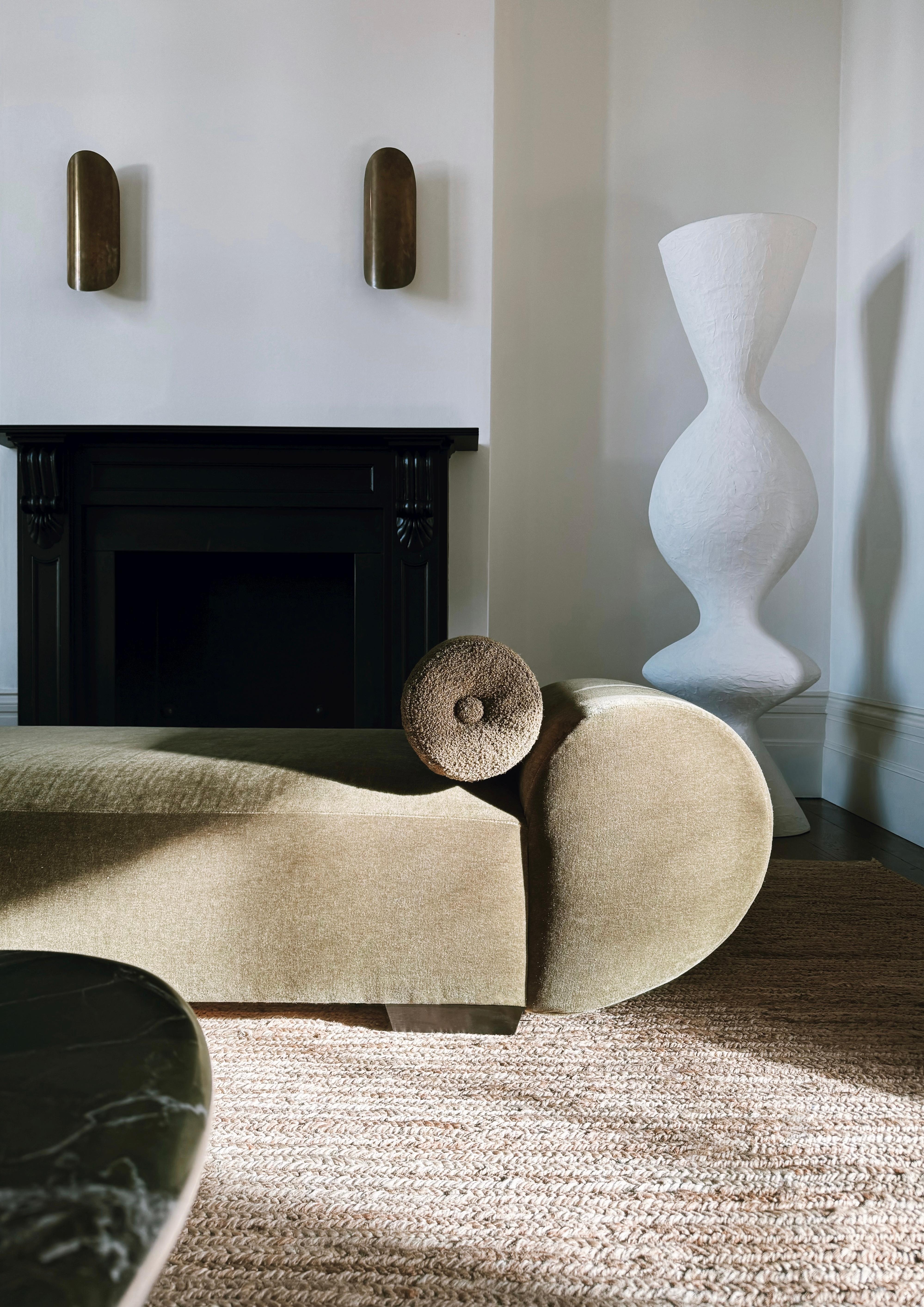 Un letto da giorno audace e sensuale, dalle dimensioni voluminose. Si distingue per i suoi braccioli prominenti e le sue curve armoniose. Ideale per rilassarsi e come seduta di rappresentanza. 
 
Disponibile in velluto di mohair, velluto di cotone,