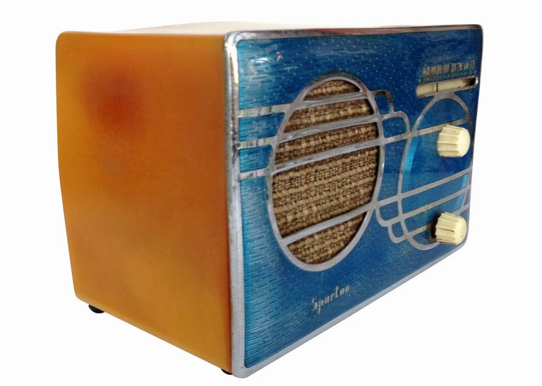 The Sparton Cloisonne´ model 500C radio introduced in 1939 is a veritable Art Deco masterpiece attributed to Walter Dorwin Teague. Its compact housing features a colorful metallic sky blue cloisonne´ front, exquisitely trimmed with a streamline