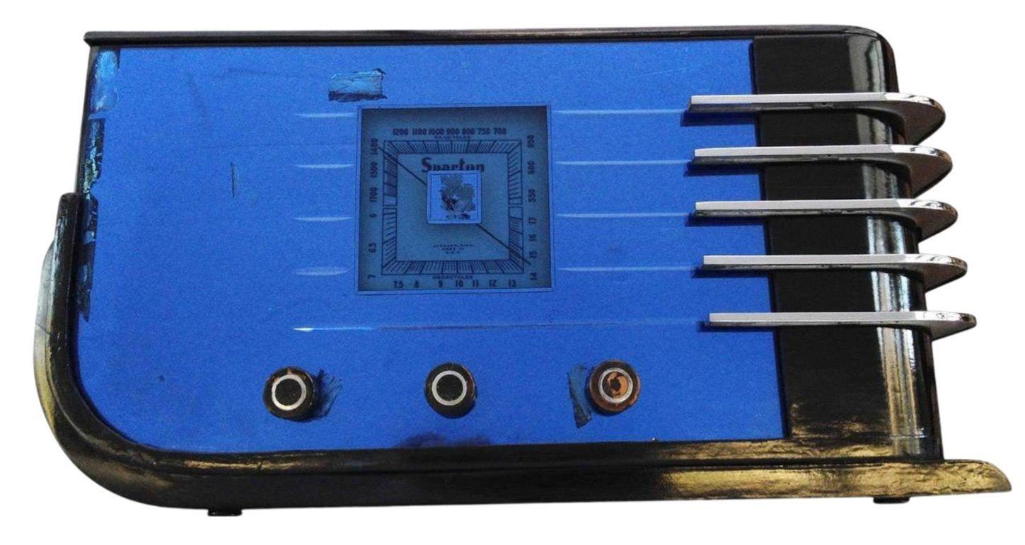 Radio Sparton modèle 557 conçue par Walter Dorwin Teague pour la Sparks-Worthington Company à Jackson, Michigan, en 1936. La radio, connue sous le nom de 