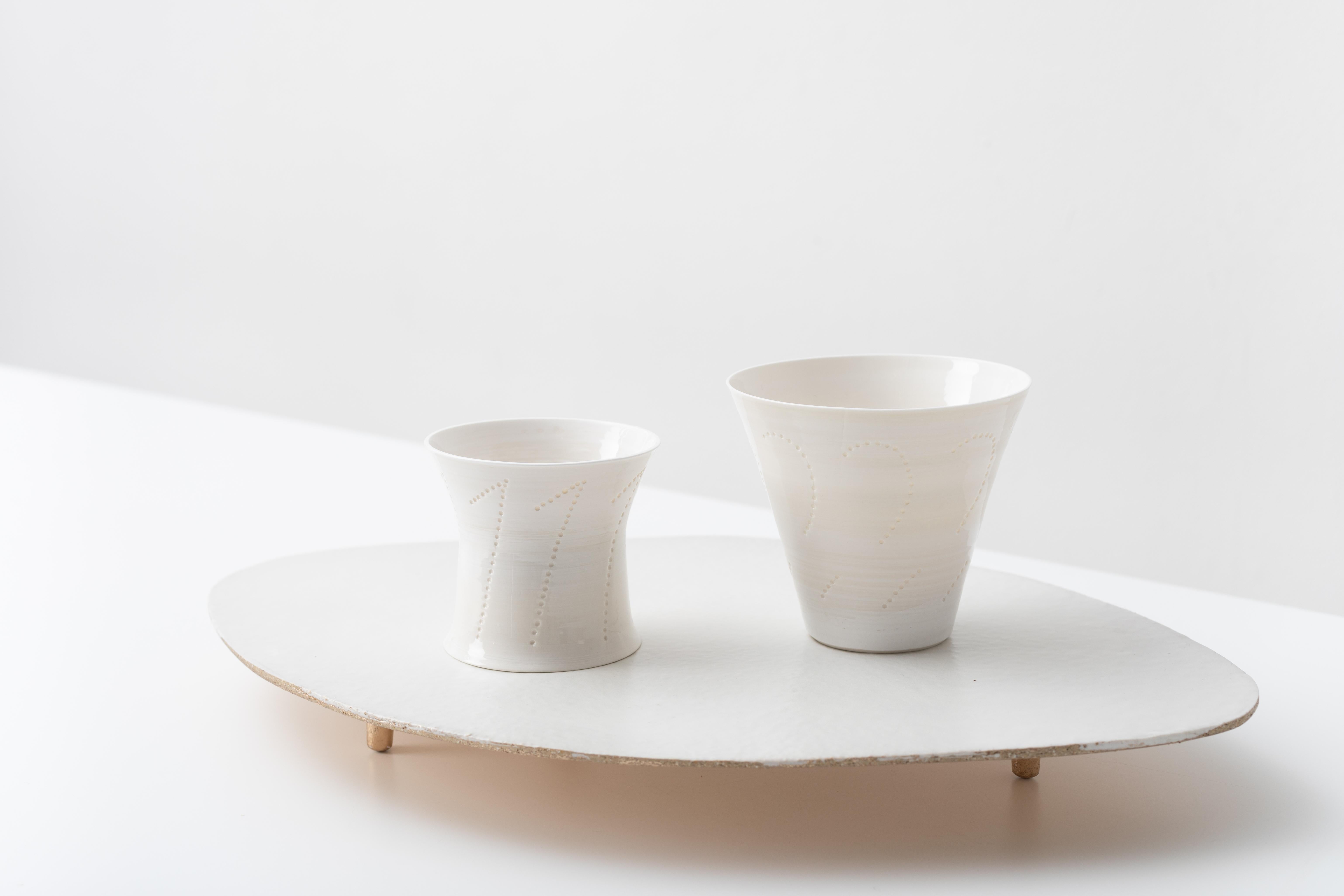 deux récipients en porcelaine moulée sur un socle en céramique émaillée et dorée de l'artiste Christopher Riggio
