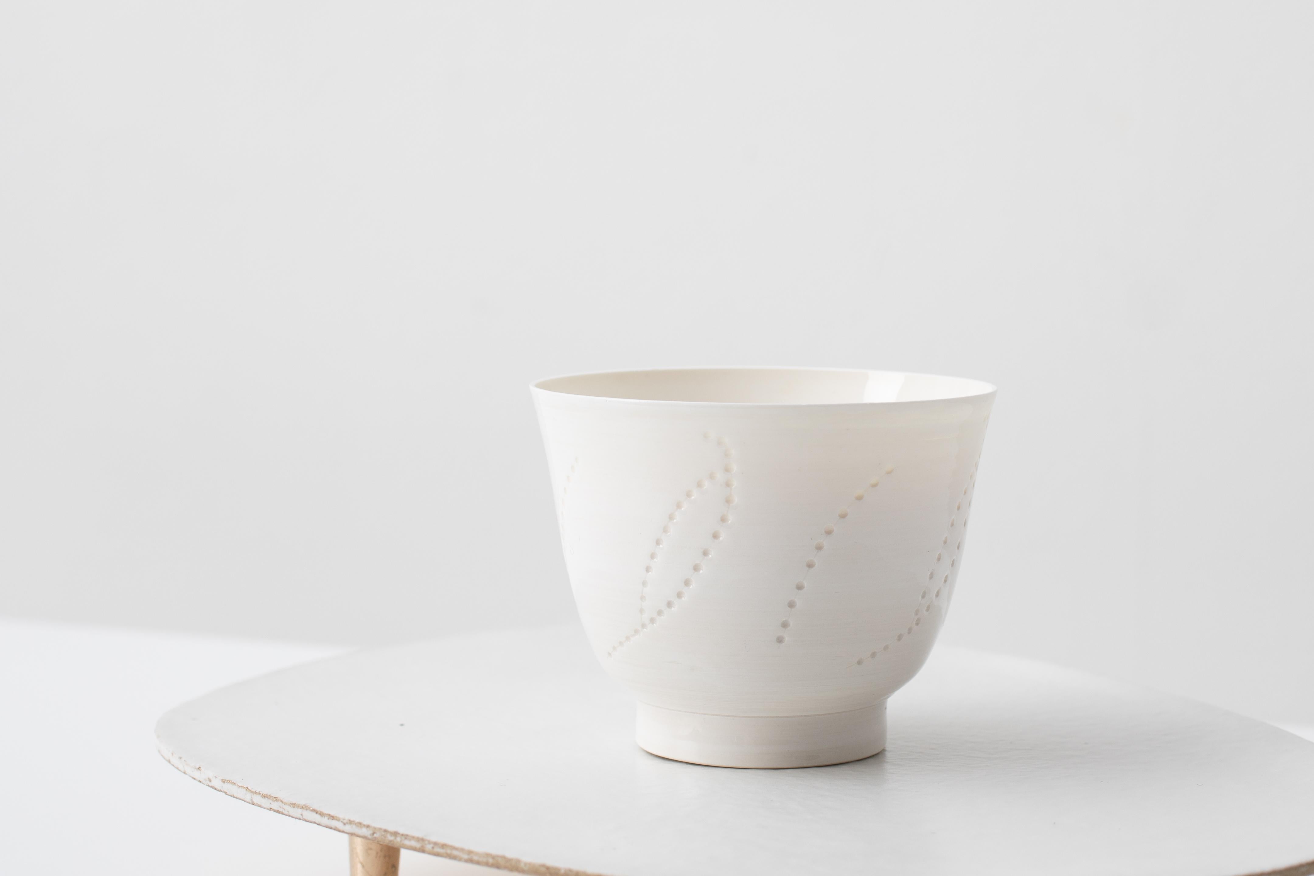 une paire de récipients en porcelaine moulée sur un socle en céramique émaillée et dorée de l'artiste londonien Christopher Riggio
