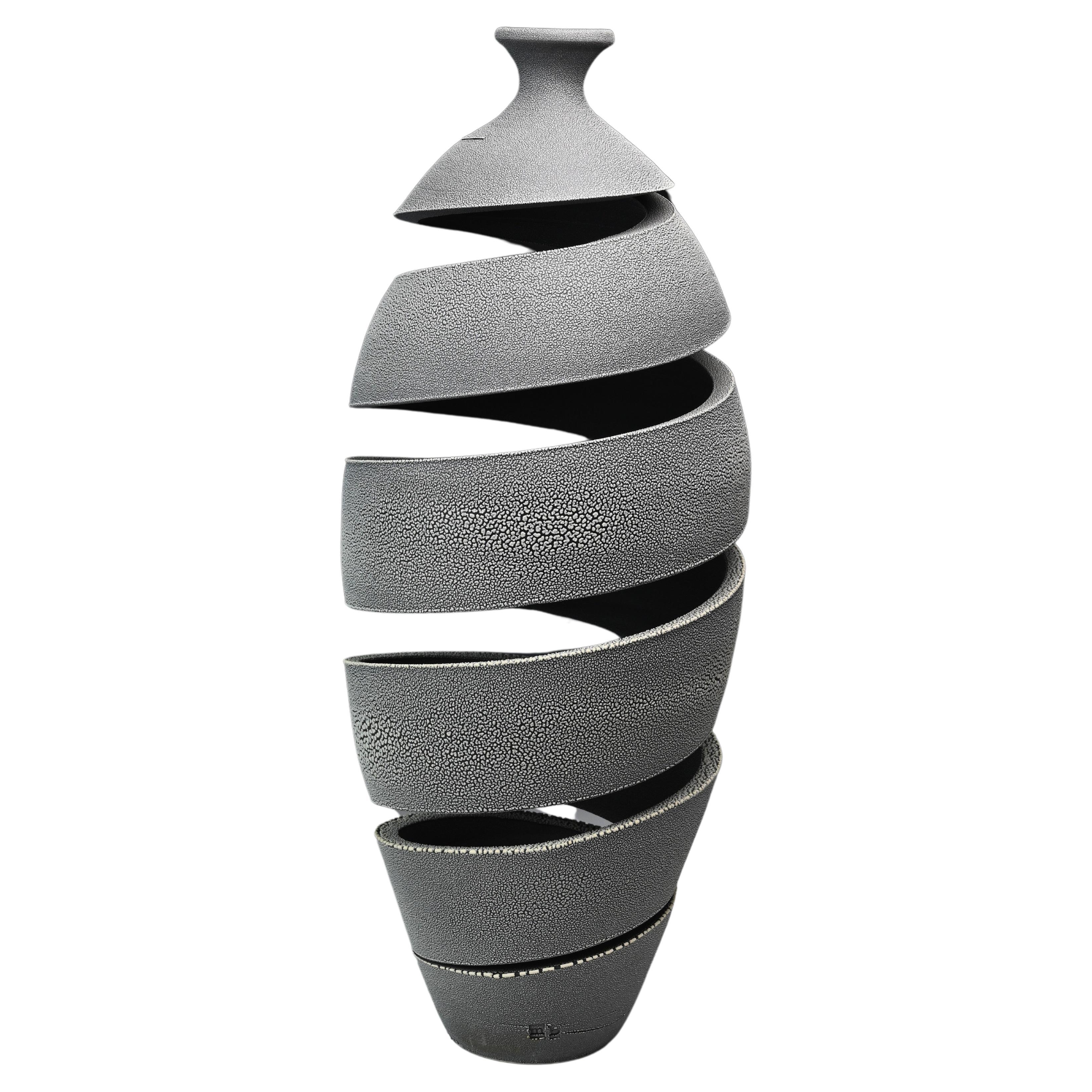 Spatial Spiral: Schnecke – Abstrakte spiralförmige Keramikskulptur von Michael Boroniec