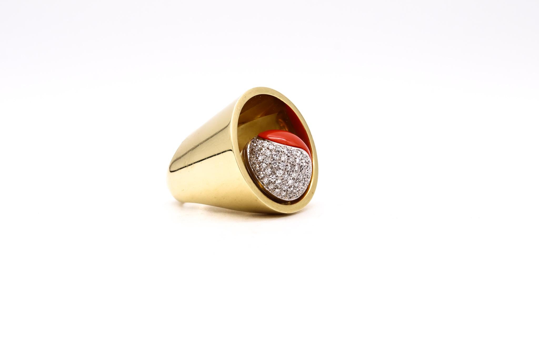 Spatialism 1970 Artistic Sculptural Yin Yang Ring 18Kt Gold With Diamonds Coral In Excellent Condition For Sale In Miami, FL
