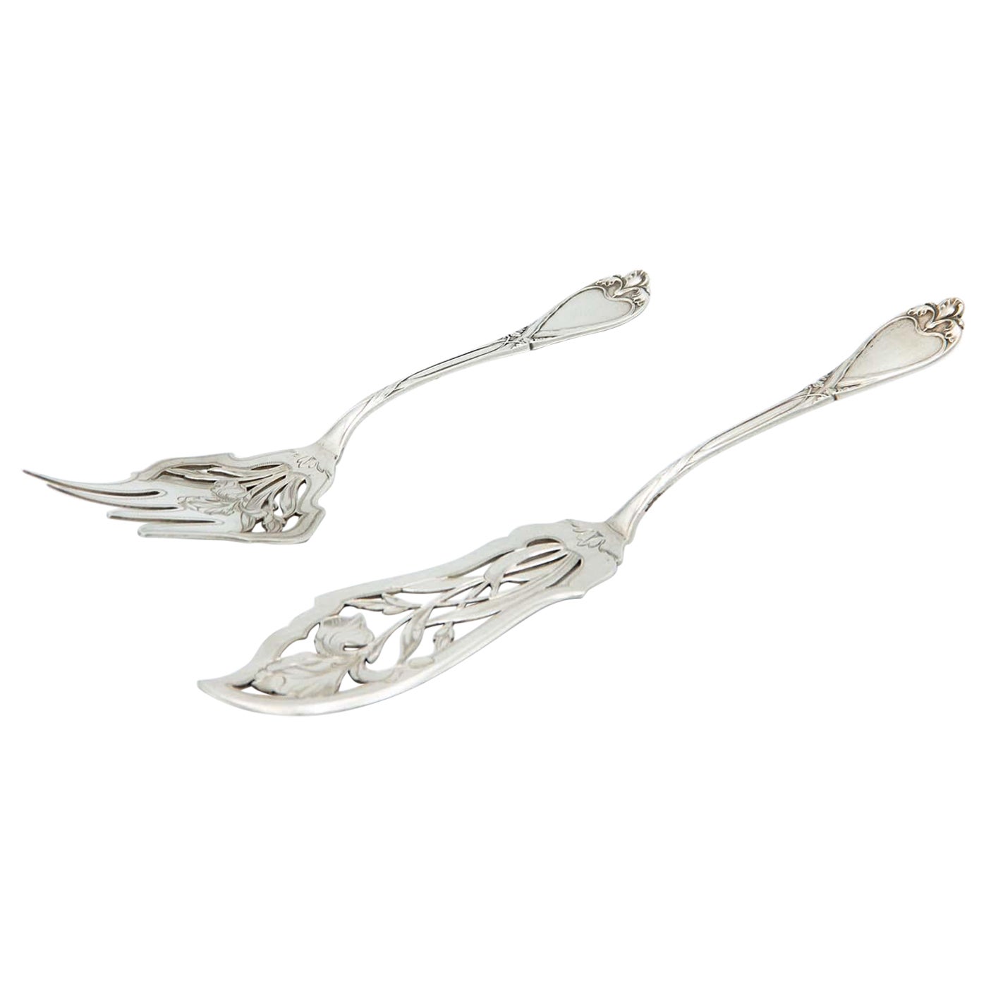 Spatel und Fischgabel aus geschnittenem Silber mit erhabenen Griffen, die Monogrammkarten umgeben im Angebot