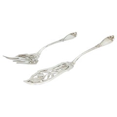 Espátula y tenedor de pescado de plata tallada con asas en relieve que rodean tarjetas con monogramas Espátula y tenedor de pescado de plata tallada con asas en relieve que rodean tarjetas con monogramas