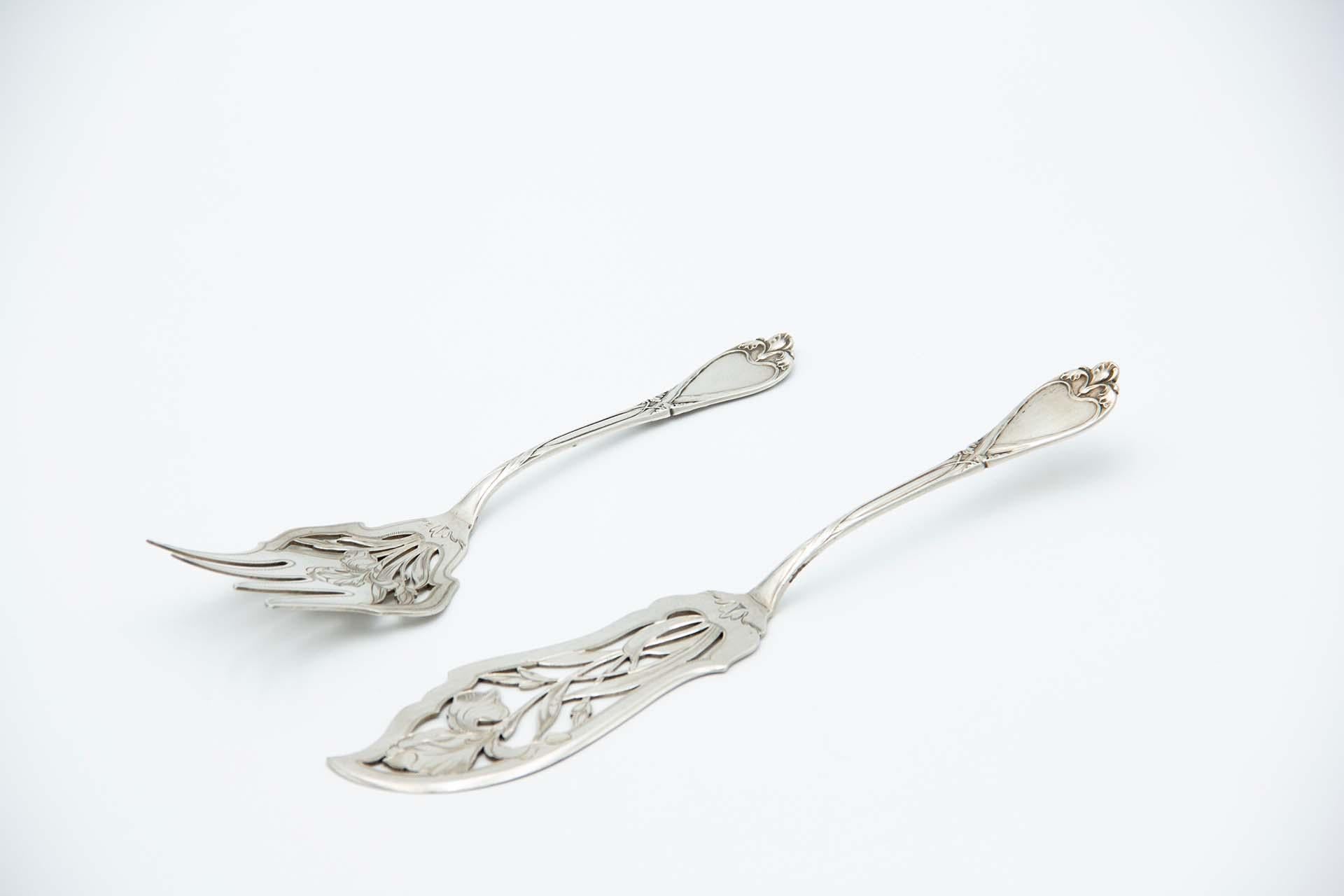 Spatula 
fish fork in cut silver w/ raised handles surrounding monogram cards For Sale