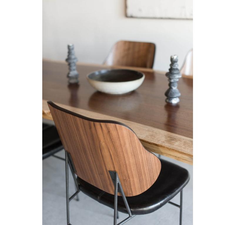 La nostra interpretazione della classica Penguin Chair di Ib Kofod-Larsen.
Questa sedia da pranzo è realizzata su misura a Los Angeles. La struttura in metallo è
saldato. Lo schienale in noce viene piegato e modellato a mano.
Seduta in pelle