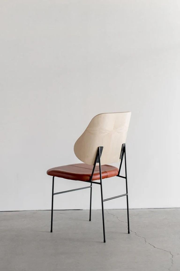 Unsere Interpretation des klassischen Penguin Chair von Ib Kofod-Larsen. Dieser Esszimmerstuhl wird in Los Angeles maßgefertigt. Der Metallrahmen ist geschweißt. Der Ahornrücken wird von Hand gebogen und in Form gebracht. Gepolsterter