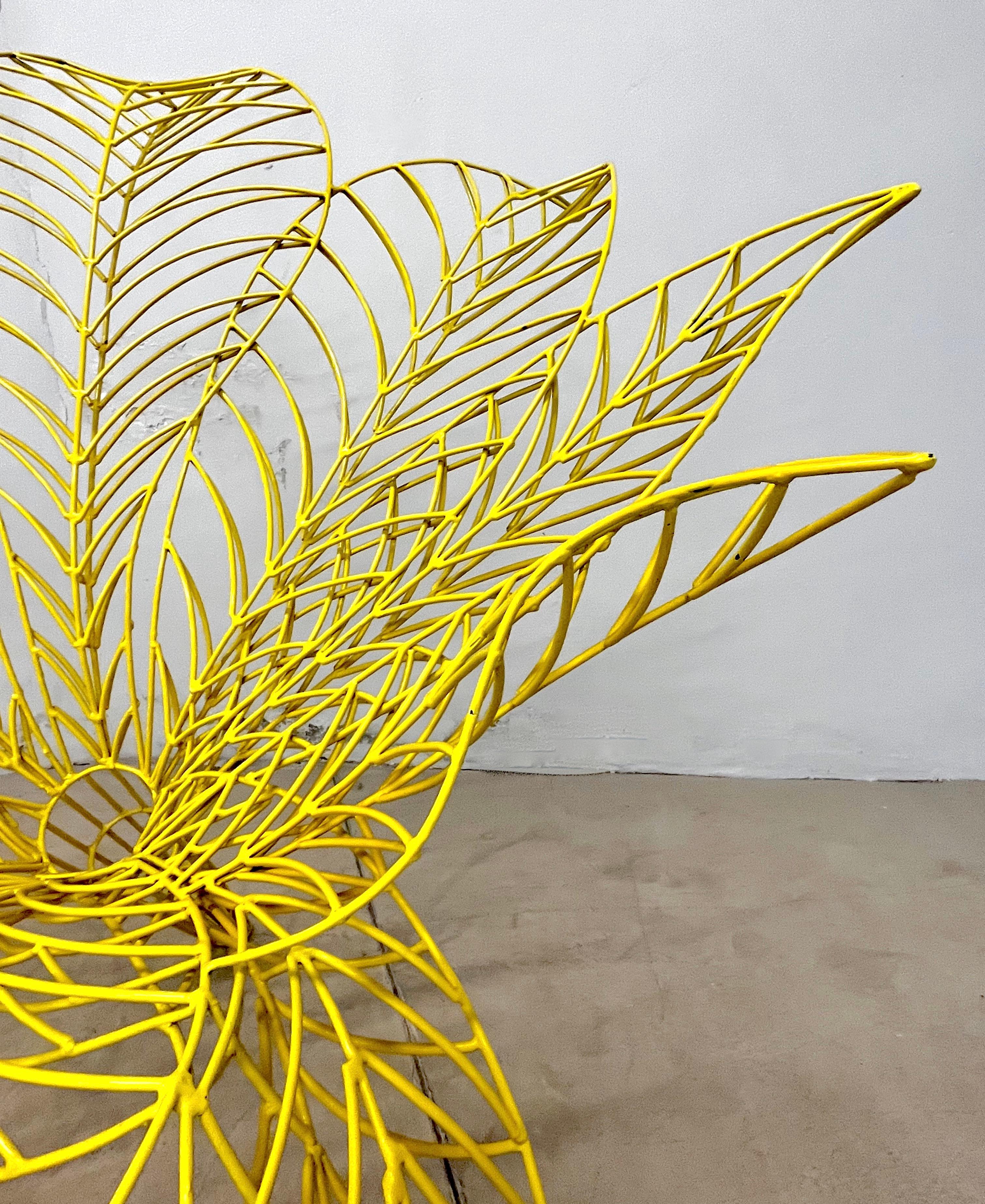 XXIe siècle et contemporain Fauteuil Pop Art italien post-moderne de Spazzapan sculpté d'une fleur jaune en métal en vente