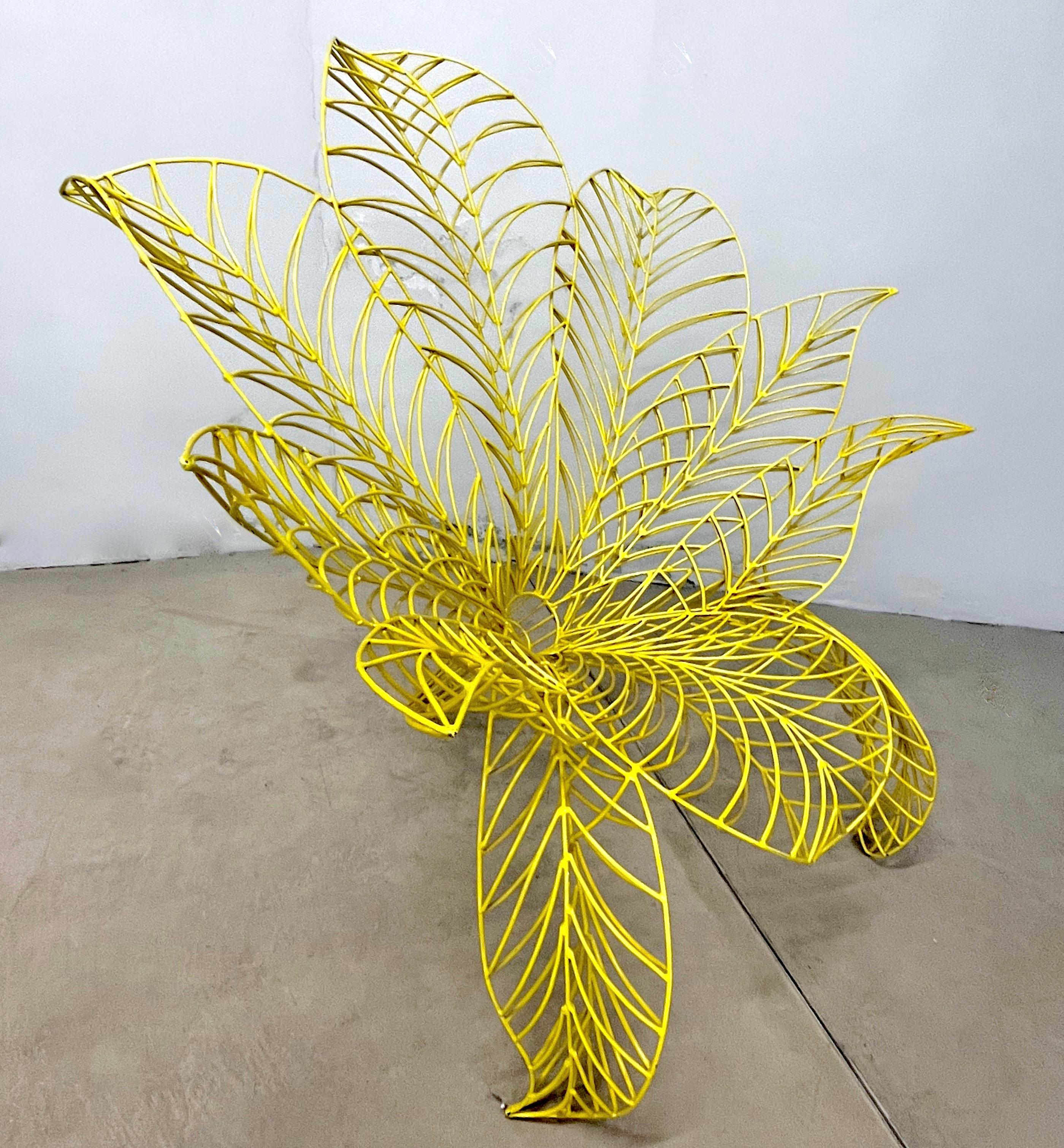 Métal Fauteuil Pop Art italien post-moderne de Spazzapan sculpté d'une fleur jaune en métal en vente