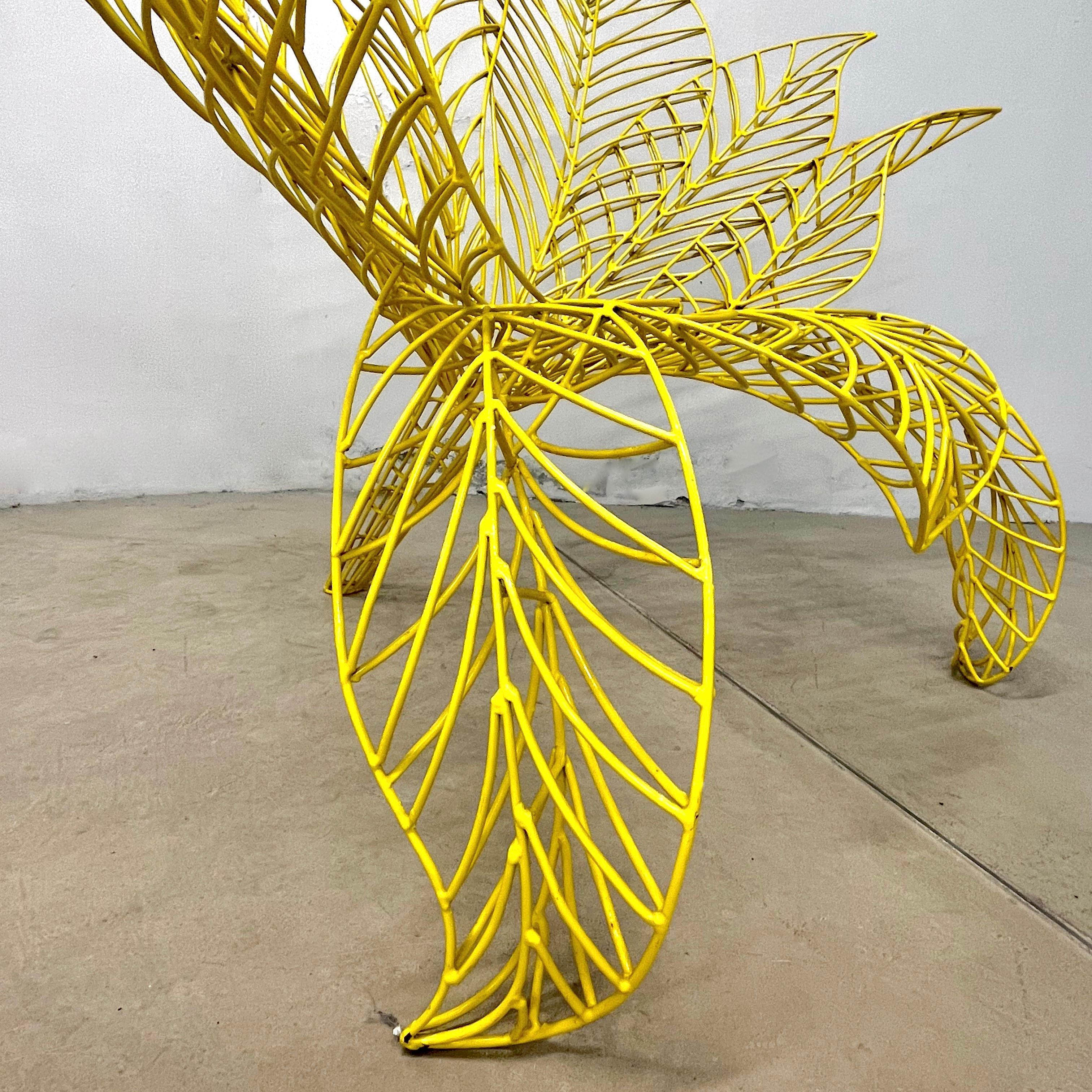 Fauteuil Pop Art italien post-moderne de Spazzapan sculpté d'une fleur jaune en métal en vente 1
