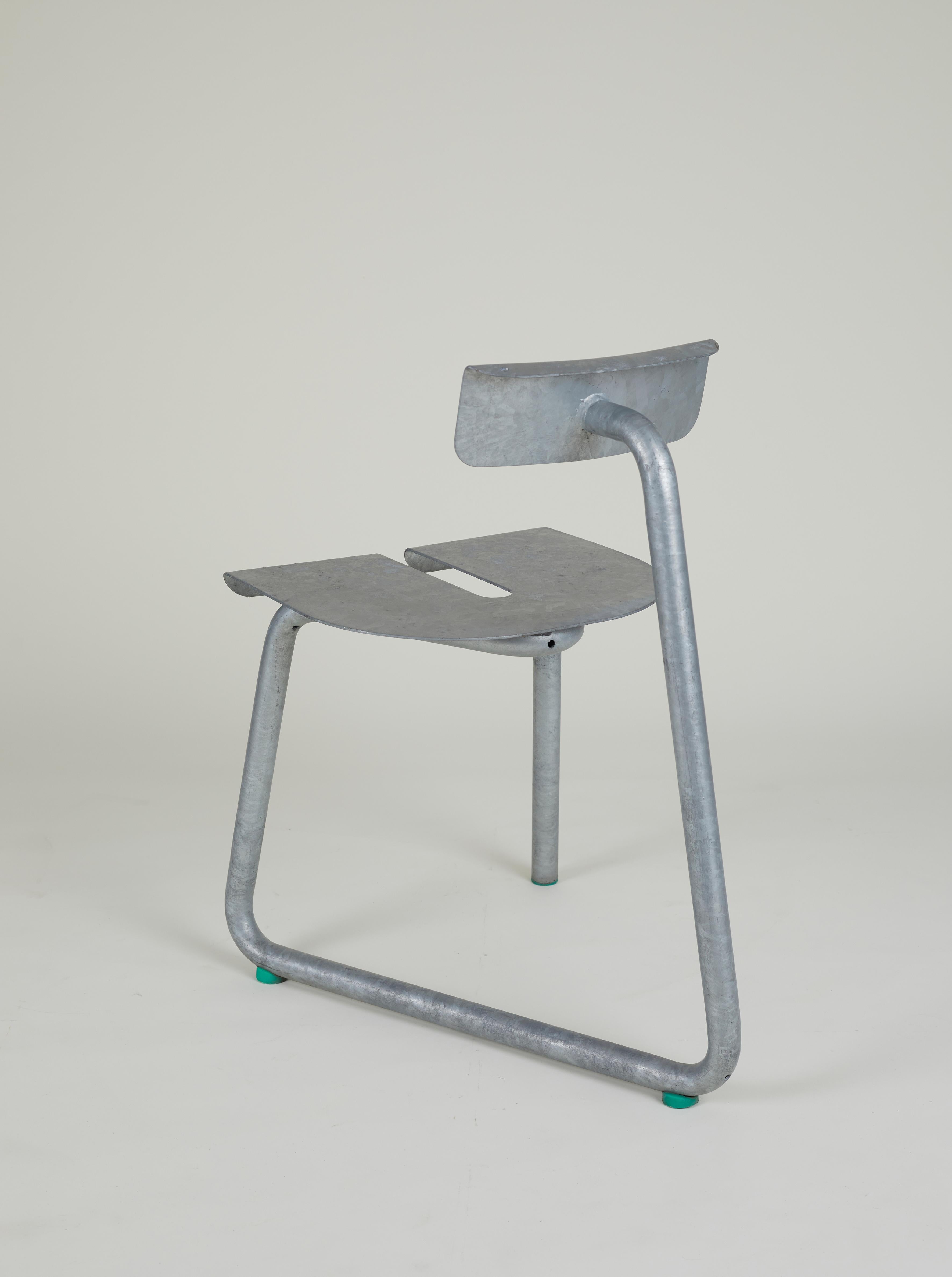 Stühle aus galvanisiertem Stahl für den Außenbereich von Atelier Thomas Serruys
Hergestellt in Belgien im Jahr 2022.

Stahlstuhl aus einem Formrohr mit Sitz und Rückenlehne aus Stahlblech. Verzinkt. Ertalon-Fußstützen.

Perfekt für den Einsatz im