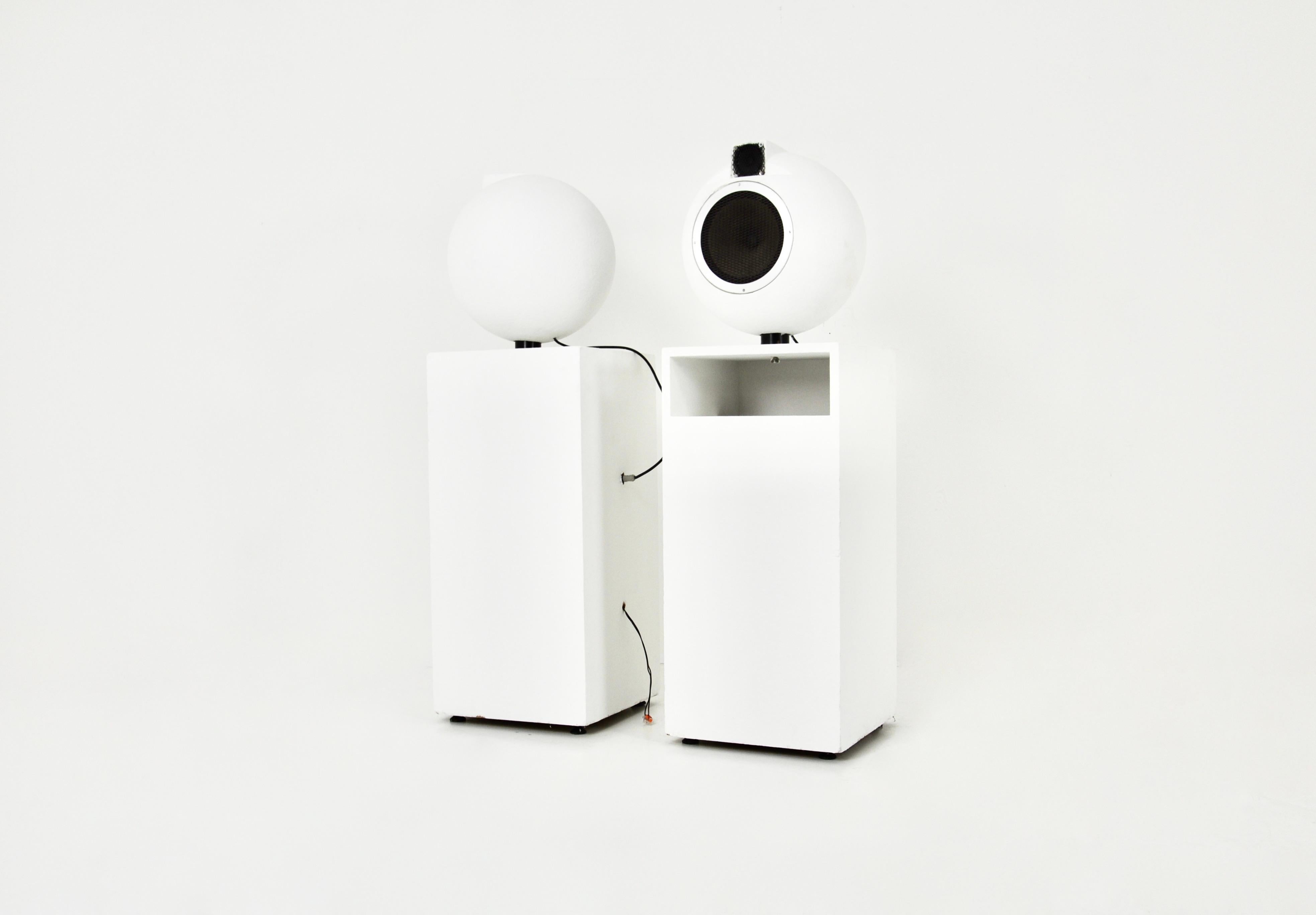 White plaster and wood speaker, very good sound. Wear due to time and age of speakers.
For shipping, request us for receive the best price.