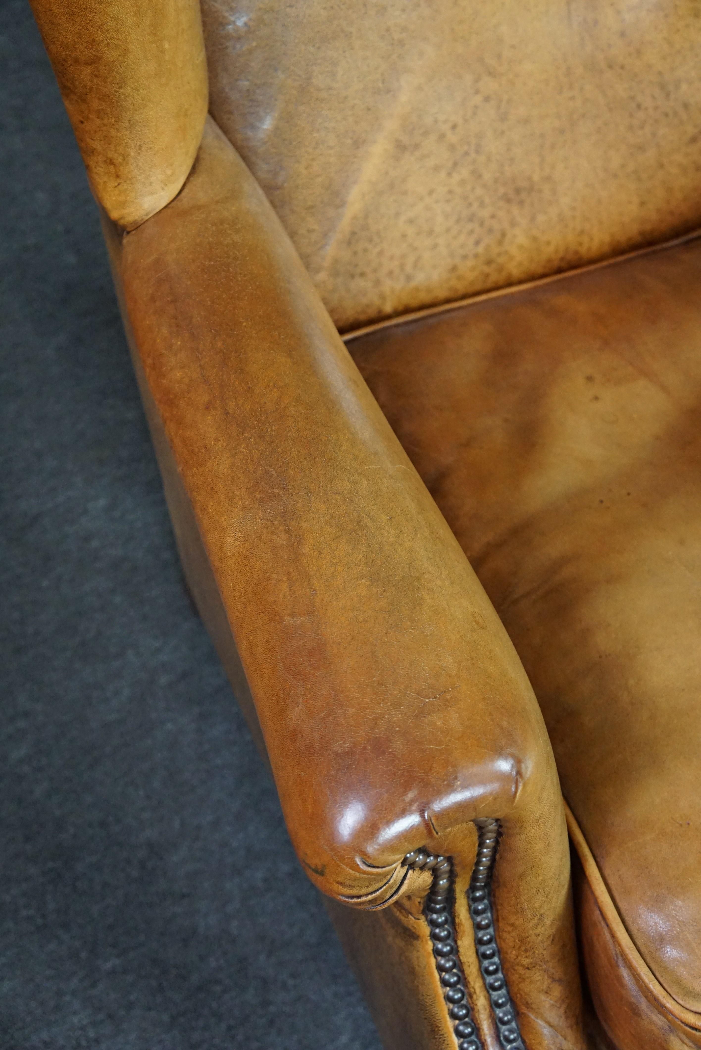 Cuir Fauteuil à oreilles en cuir de mouton de couleur cognac en vente