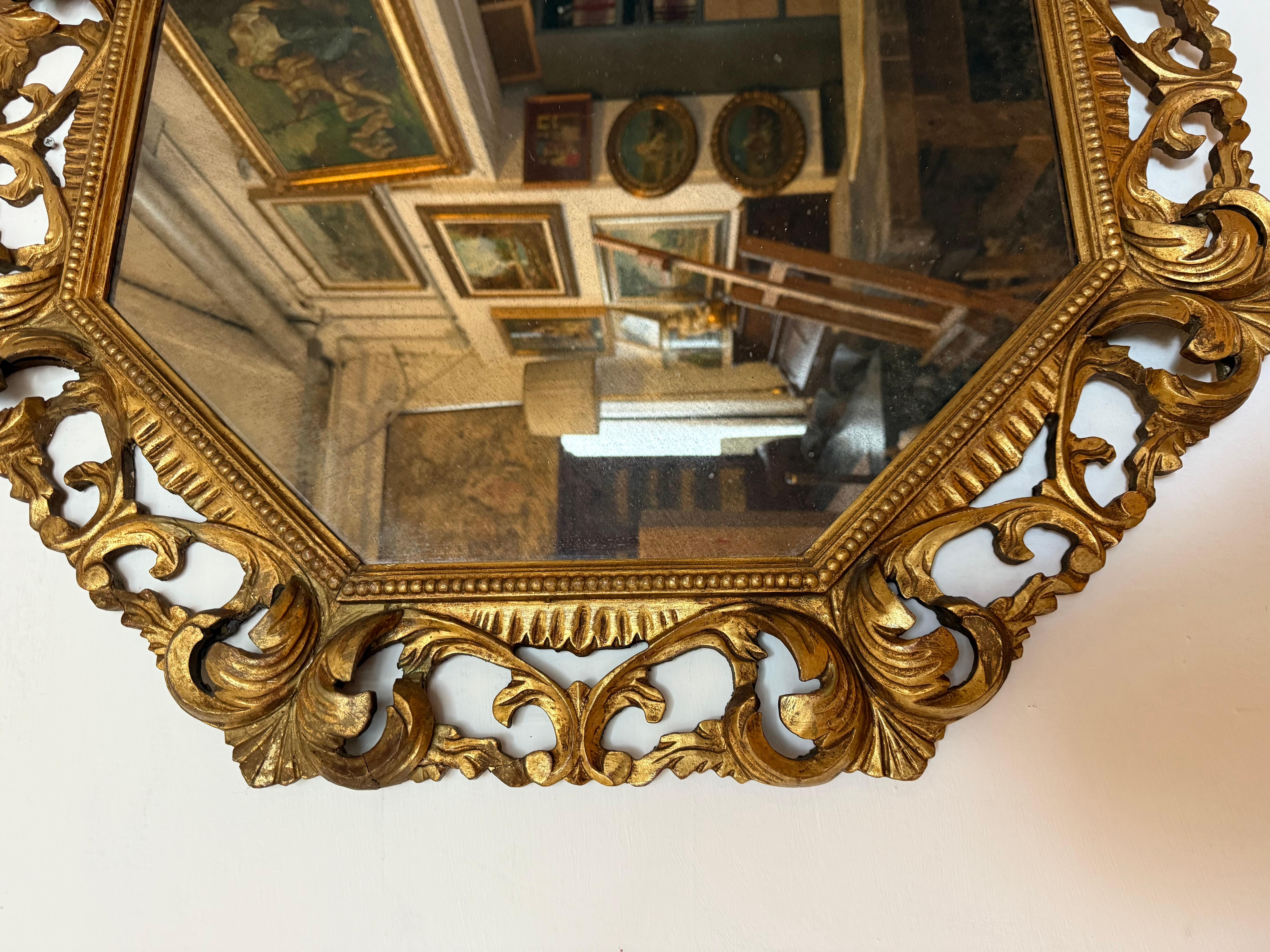 Louis XVI Miroirs octogonaux anciens des années 1950 avec cadre en bois doré en vente