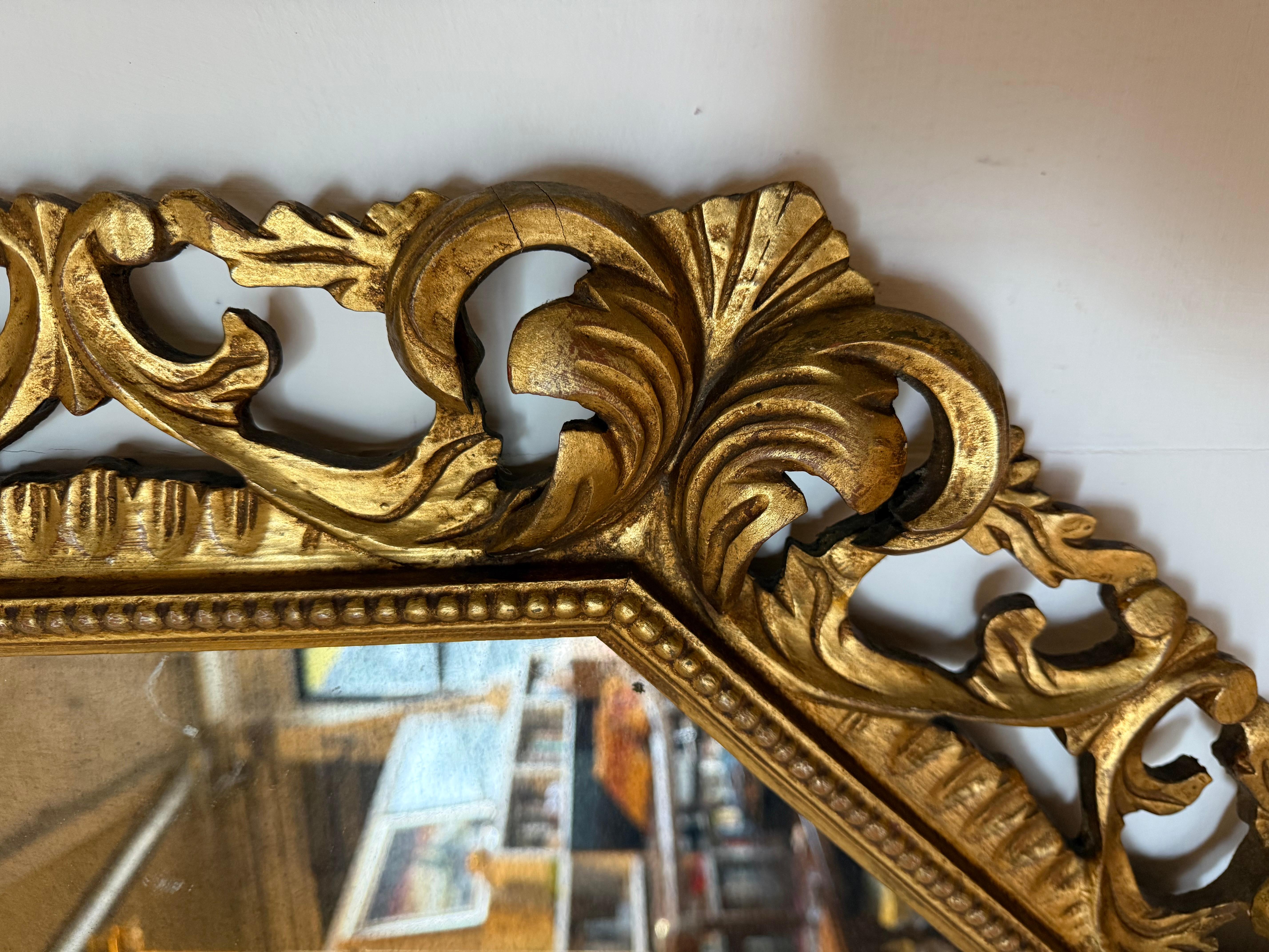 Italian Miroirs octogonaux anciens des années 1950 avec cadre en bois doré en vente