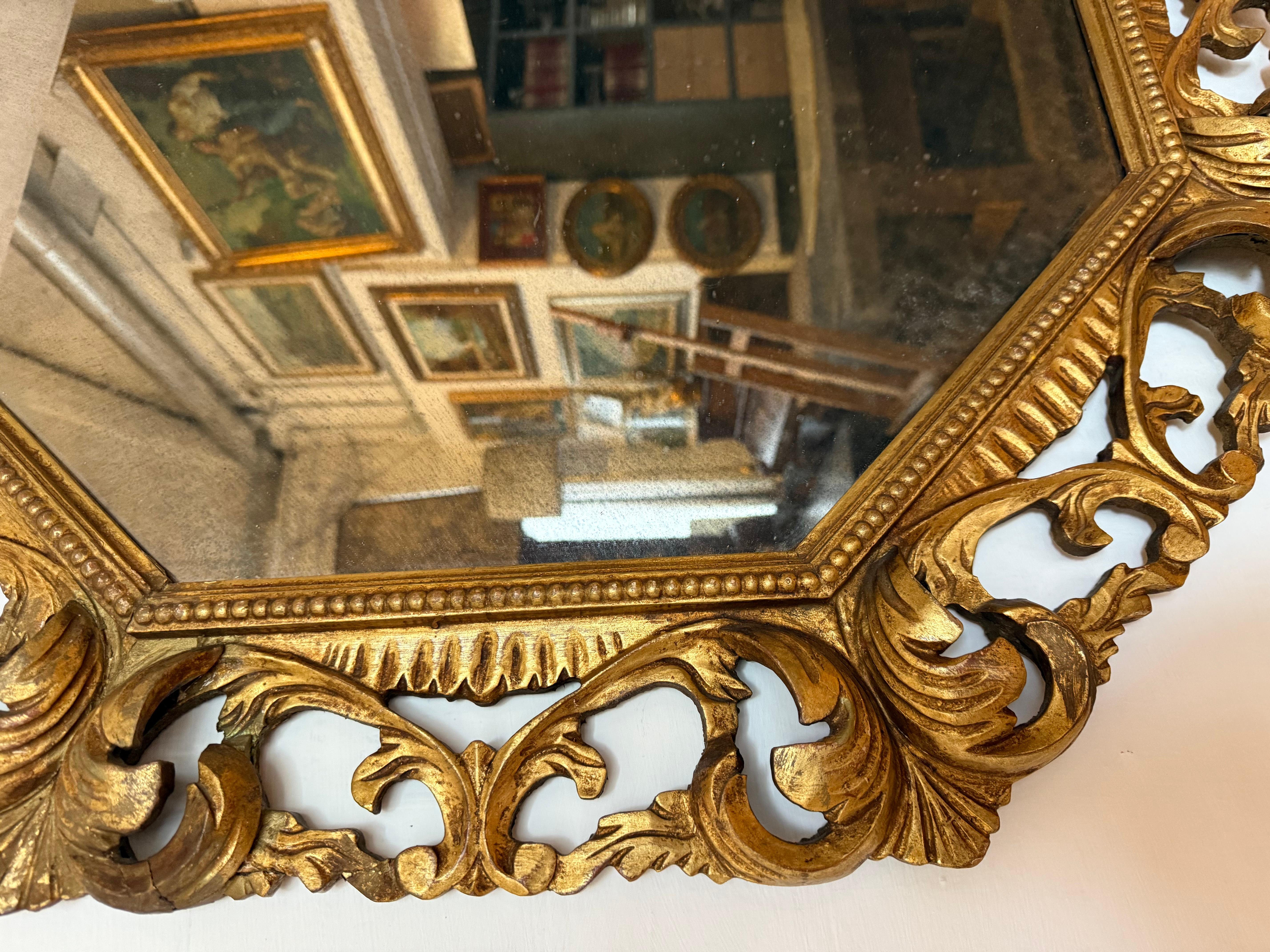 Miroirs octogonaux anciens des années 1950 avec cadre en bois doré Excellent état - En vente à Cantù, IT