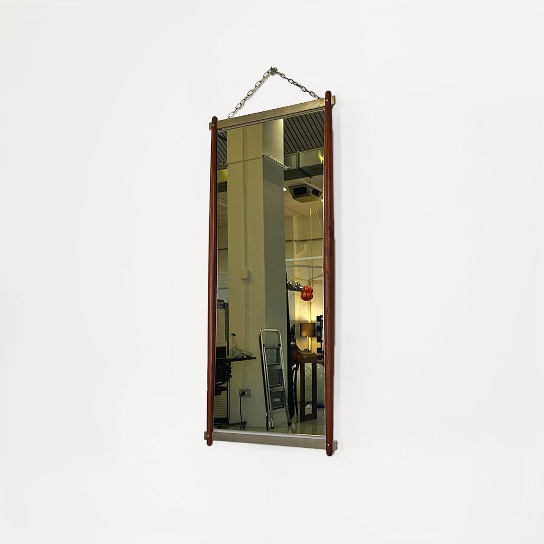 Miroir rectangulaire dont le cadre est composé de deux longues baguettes façonnées en bois de teck massif et de deux baguettes plates en acier satiné fermant le cadre en haut et en bas. Détails en acier utiles pour suspendre le miroir.
Fabriqué par