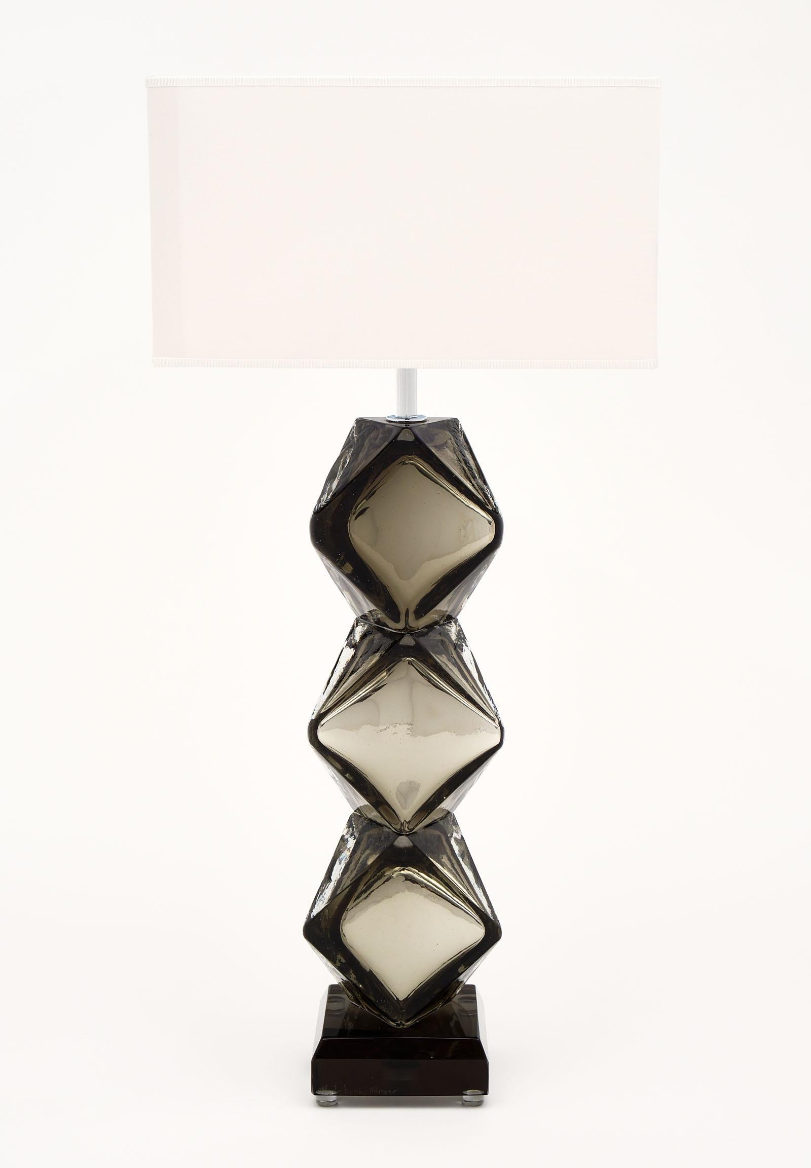 Lampes specchiato en verre de Murano d'Alberto Dona. Cette paire de lampes est en verre specchiato gris fumé et argenté soufflé à la main avec doublure de mercure, formée de trois composants en verre multifacettes en forme de losange sur une base en