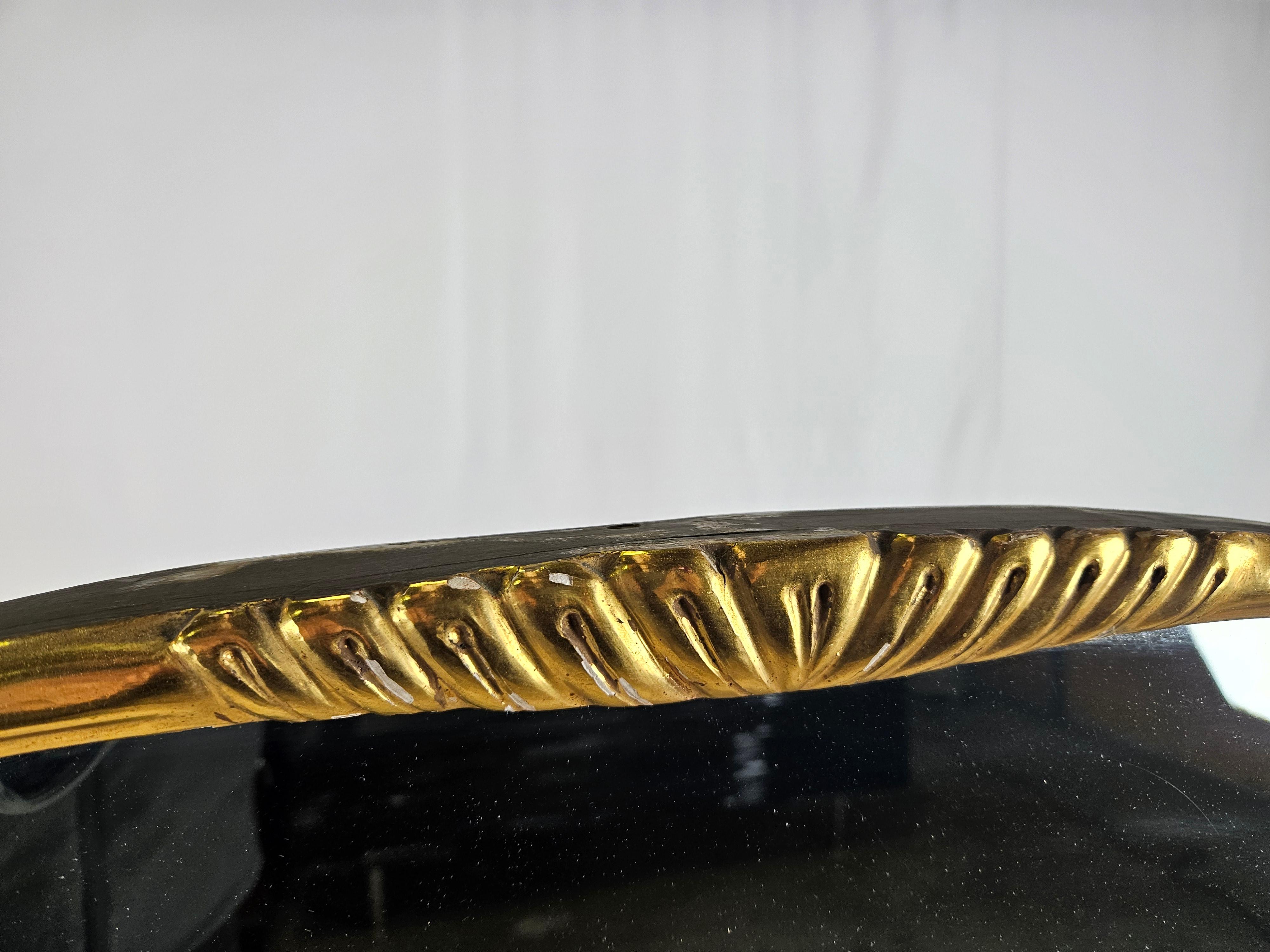 Italienischer Spiegel mit goldlackiertem Holzrahmen und Seitenteilen.

Original Glas.

Der Rahmen weist Gebrauchsspuren auf, wie auf dem Foto zu sehen.