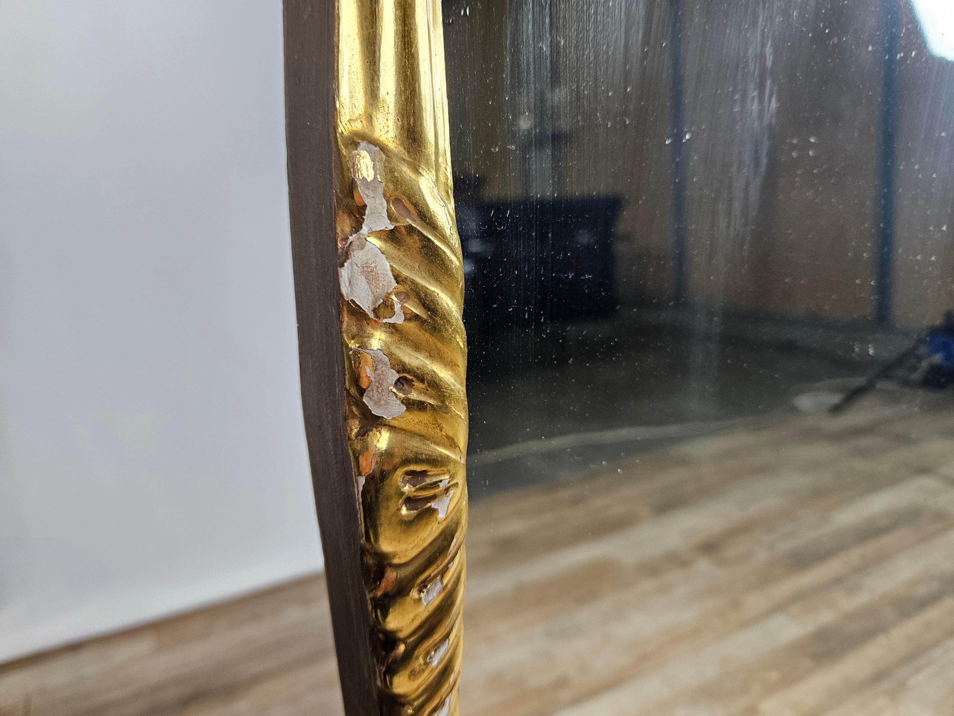 1950er Spiegel aus goldlackiertem Holz (Italian) im Angebot