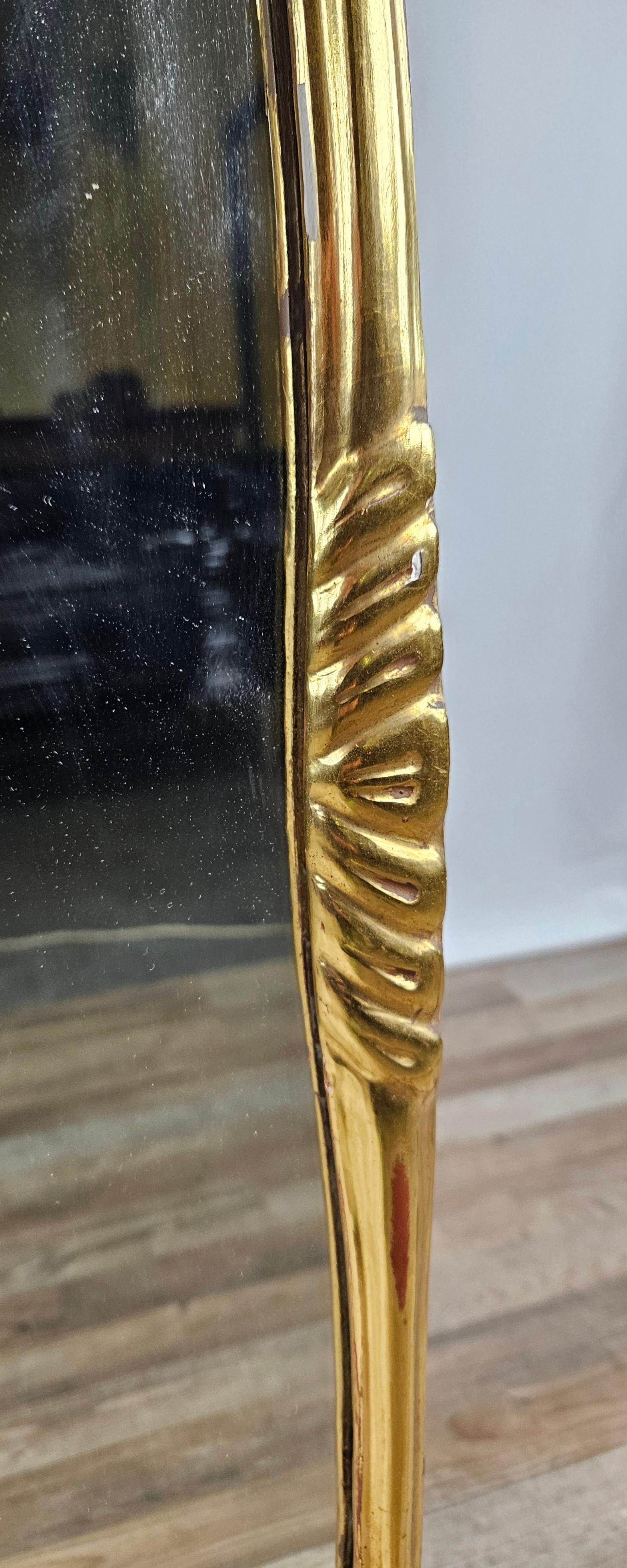 Miroir des années 1950 en bois laqué or en vente 1