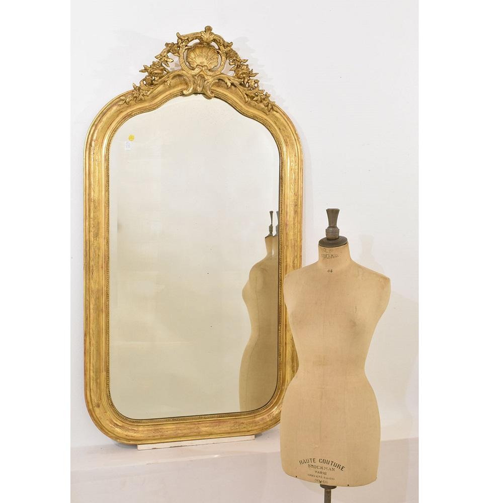 Le magnifique et élégant miroir rectangulaire ancien à cimaises et dorures proposé ici date du milieu du 19e siècle et possède ses caractéristiques d'origine

original et authentique miroir de sol ancien, légèrement imparfait en raison de l'usure