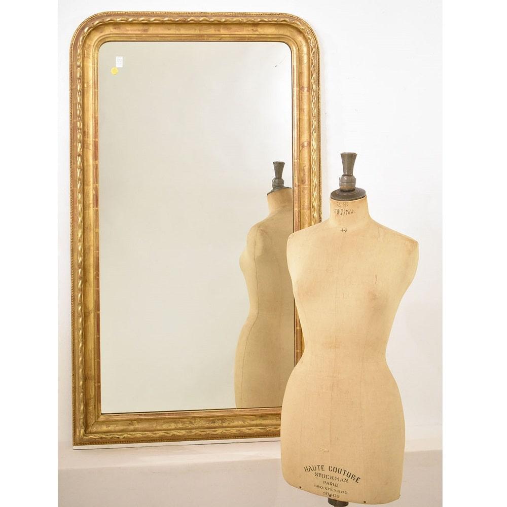 Le miroir doré ancien proposé ici a un cadre doré à la feuille d'or pur, 19e siècle.

Le miroir ancien sans écusson est décoré de motifs floraux gravés, de fleurs et de feuilles. 

En outre, le miroir, qui présente de petites imperfections dues à