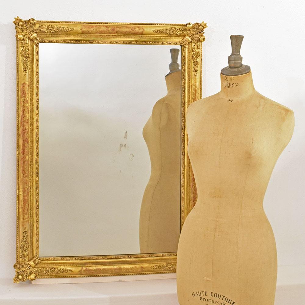 Le magnifique miroir rectangulaire doré ancien proposé ici date de la première moitié du 19ème siècle et possède son miroir ancien
mercure original, légèrement endommagé dans sa partie centrale en raison de l'usure due à l'âge de l'objet.

En outre,
