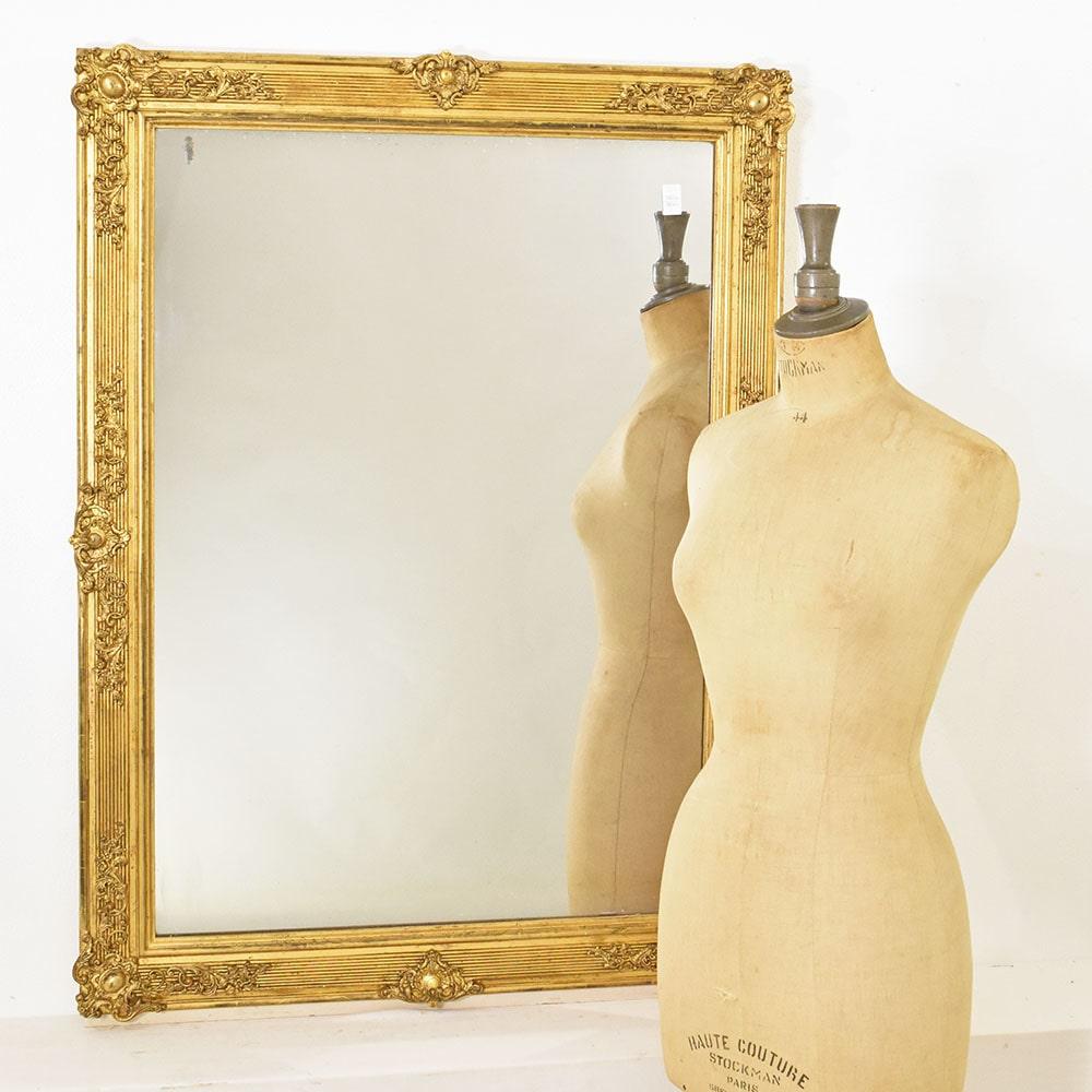 Le miroir antique rectangulaire et doré proposé ici provient de la première édition de ce miroir 
milieu du 19e siècle et possède son miroir au mercure d'origine, 
légèrement imparfaites en raison de l'usure due à l'âge de l'objet.

En outre, le
