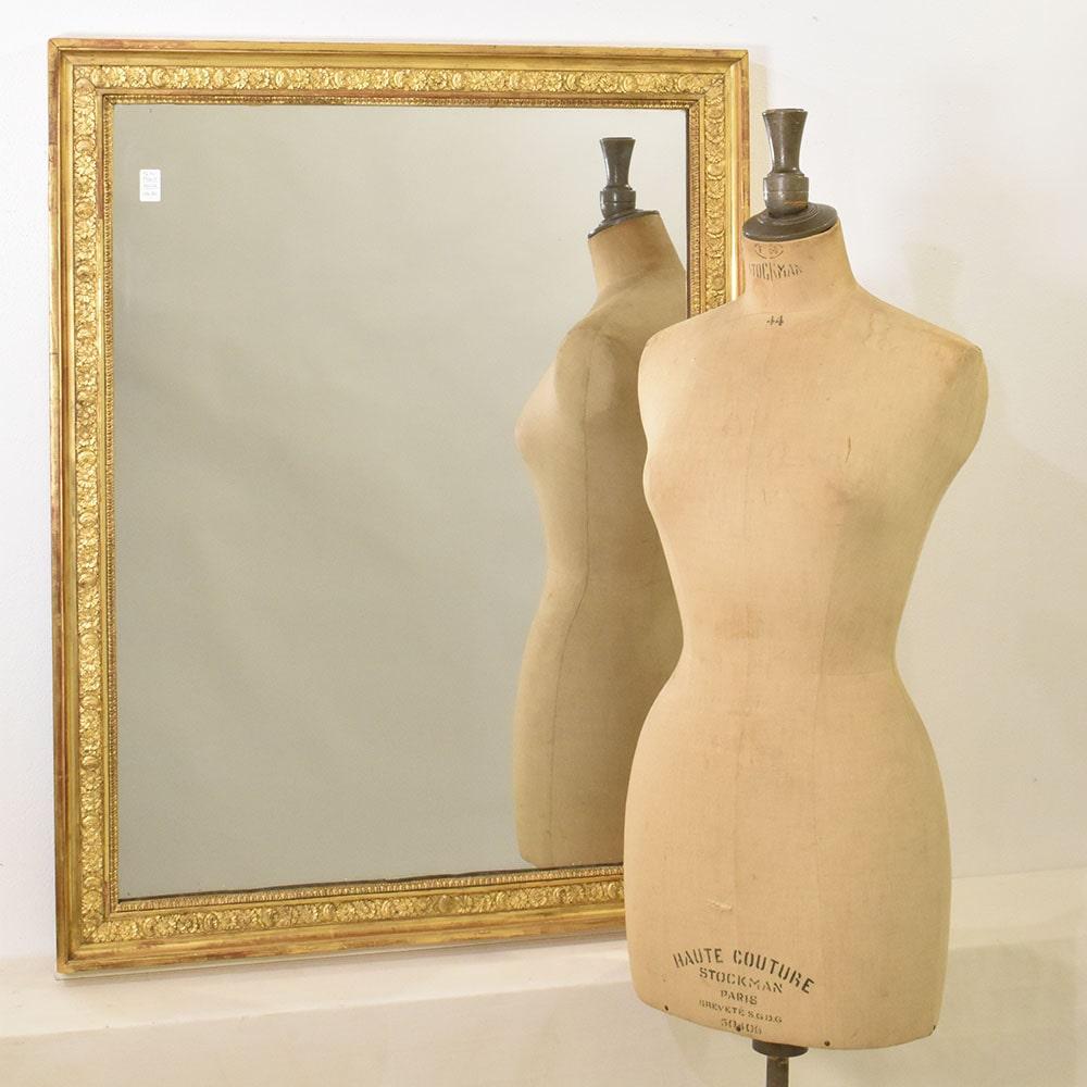  
L'ancien miroir rectangulaire doré proposé ici date de la première moitié du 19e siècle et possède son miroir au mercure d'origine, légèrement imparfait en raison de l'usure due à l'âge de l'objet.

En outre, le cadre est décoré sur tout son