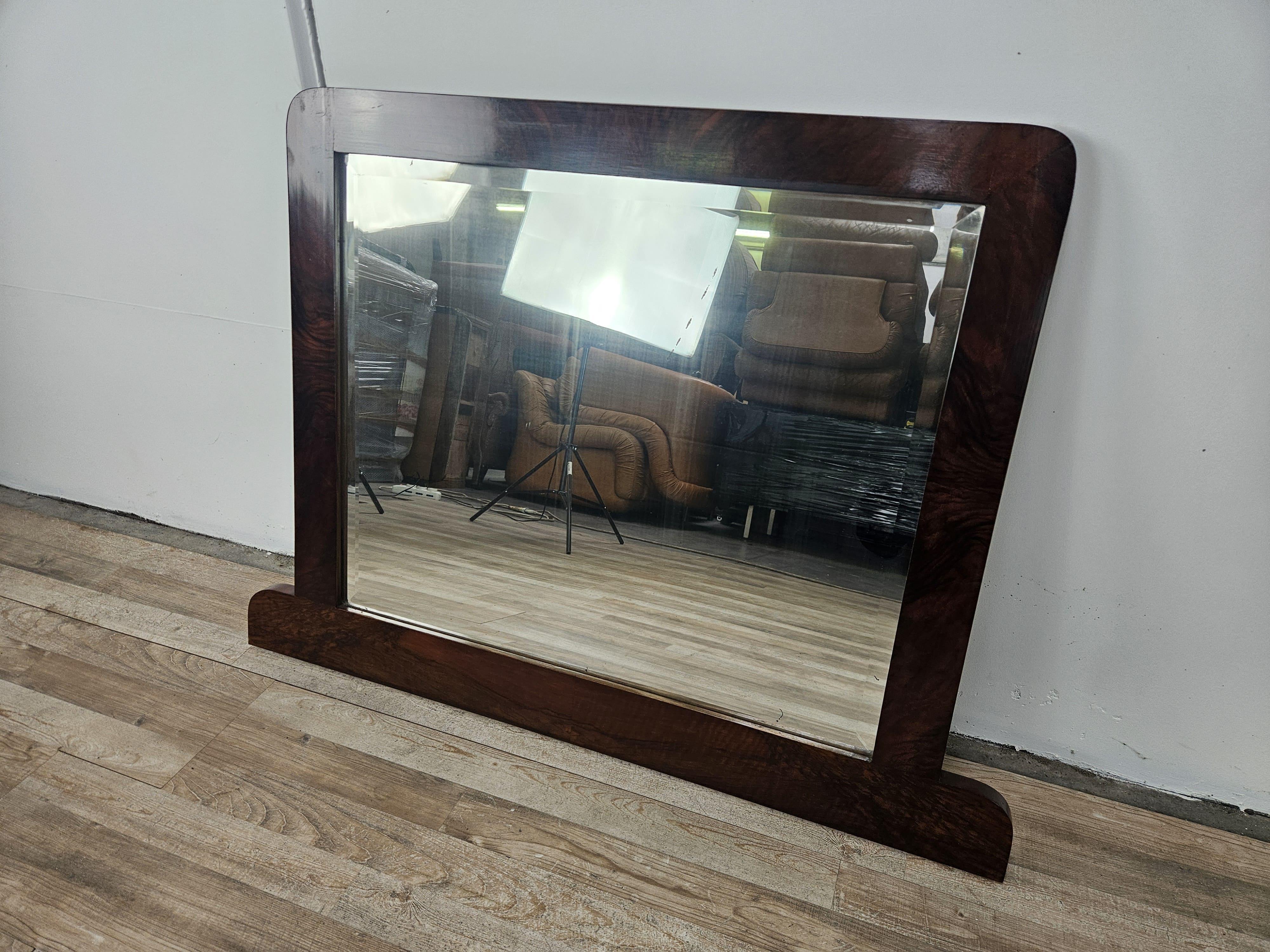 Fine walnut burl mirror with original beveled glass of the period.

Normal signs of wear from age and use.
The mirror was polished with oil and shellac.