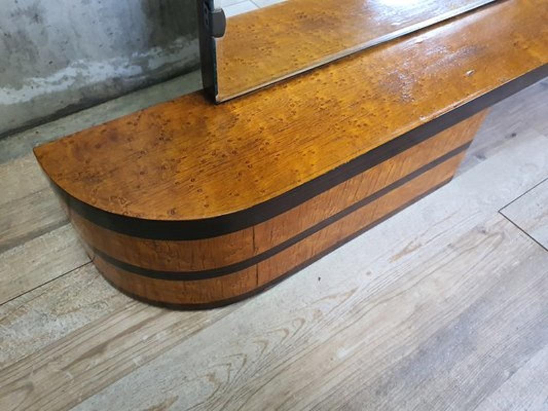 Specchiera in radica di epoca Art Decò dei primi anni '40, proveniente da una credenza ed utilizzabile su qualsiasi genere di mobile oppure in un ingresso o studio.

Normali segni dovuti all'età e all'utilizzo.