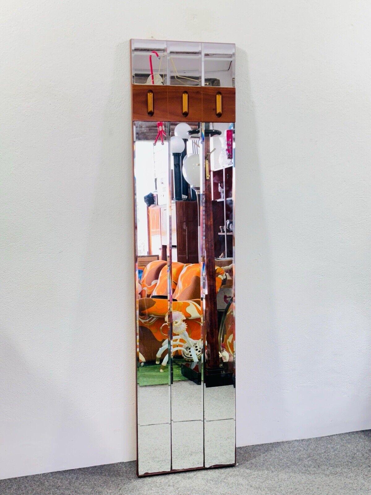 Mirror Coat Stand Vintage 1960's Modern Design.


Glass structure.


The item is in good conservative condition, there are no major cosmetic or structural defects to report, just slight and obvious signs of time due to use and age (see