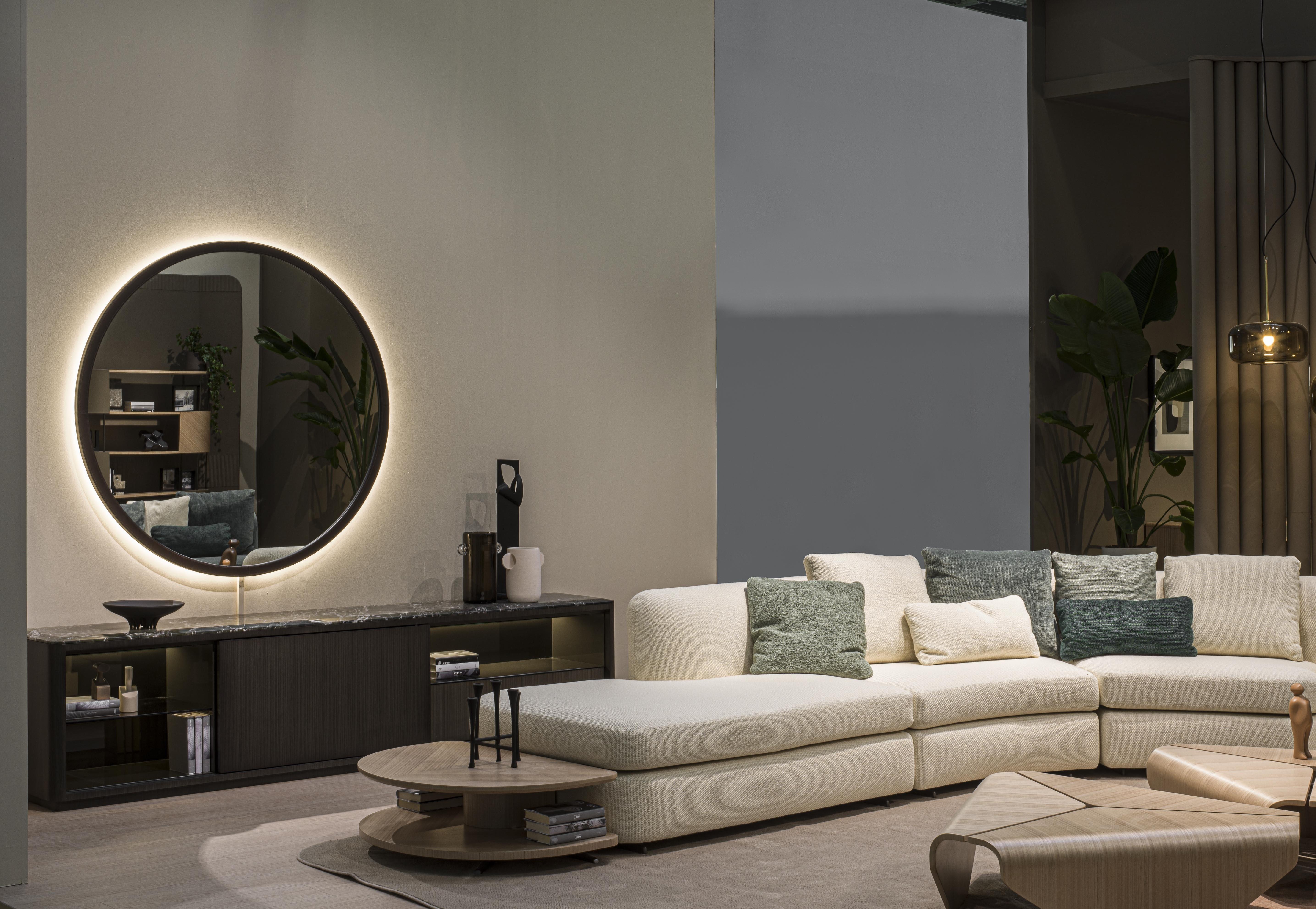 Espejo globo de forma sencilla, realzado por su borde revestido de cuero con costuras visibles. Equipado con retroiluminación que crea un ambiente elegante en la habitación donde se coloca. 