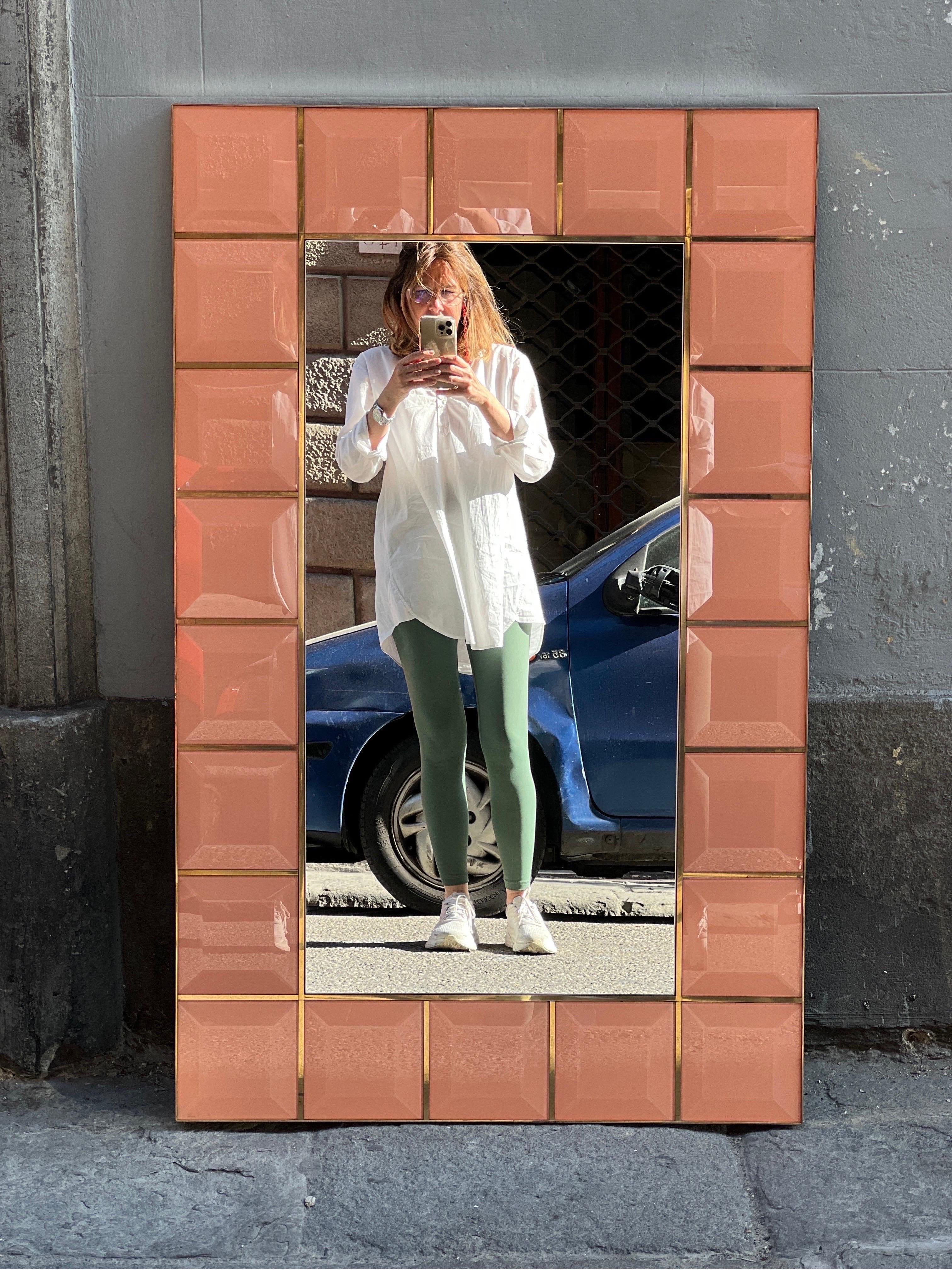 Specchiera da parete con cornice a quadri rosa pesca motivo, Diamant, 1980er-Jahre im Zustand „Hervorragend“ im Angebot in Florence, IT