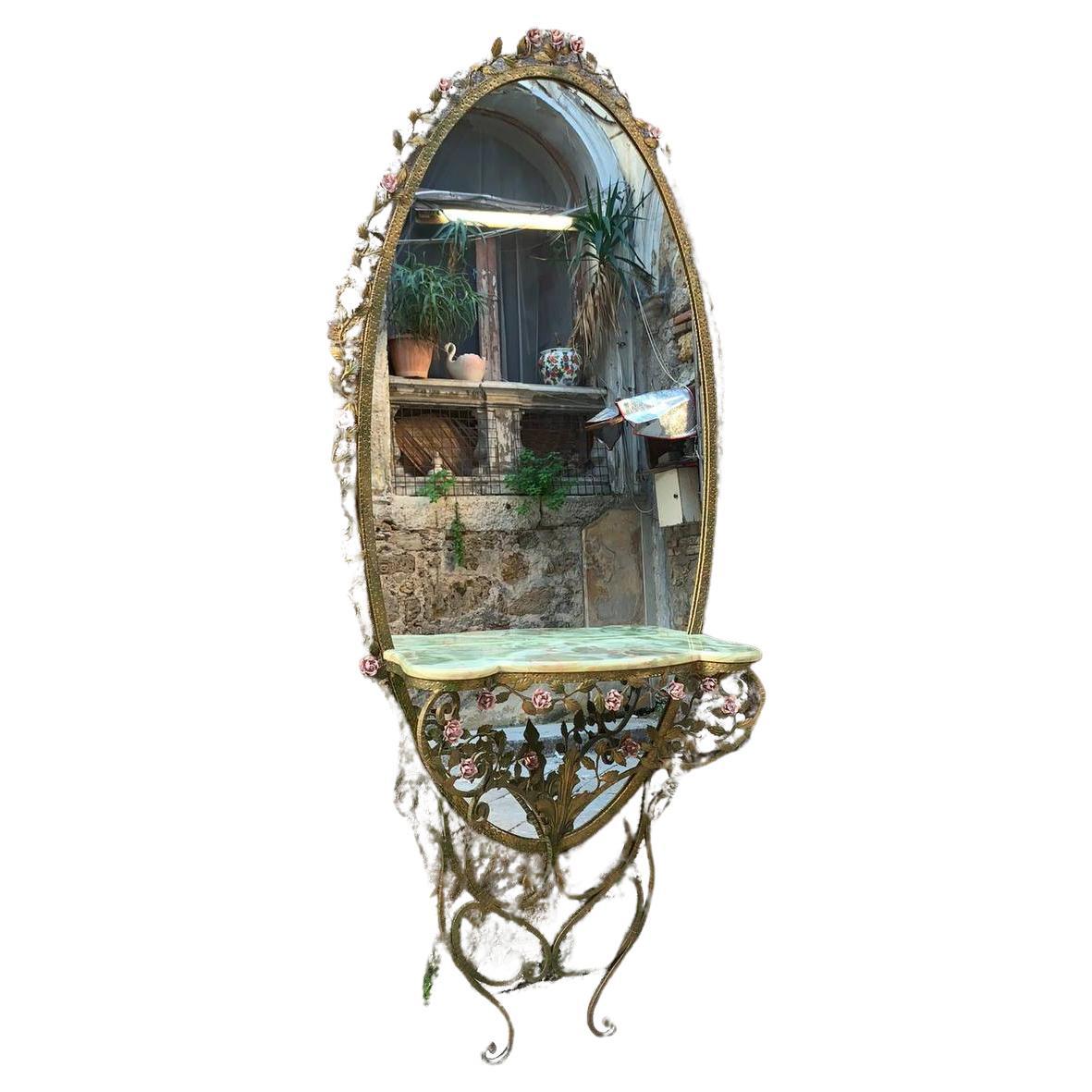 Miroir élégant avec table console conçu en Italie  de Pierluigi Colli.
Structure en fer forgé fabriquée à la main comme  les roses de la couleur  rose et feuilles entourant le  
 miroir, ils parviennent à donner une touche d'élégance raffinée et de