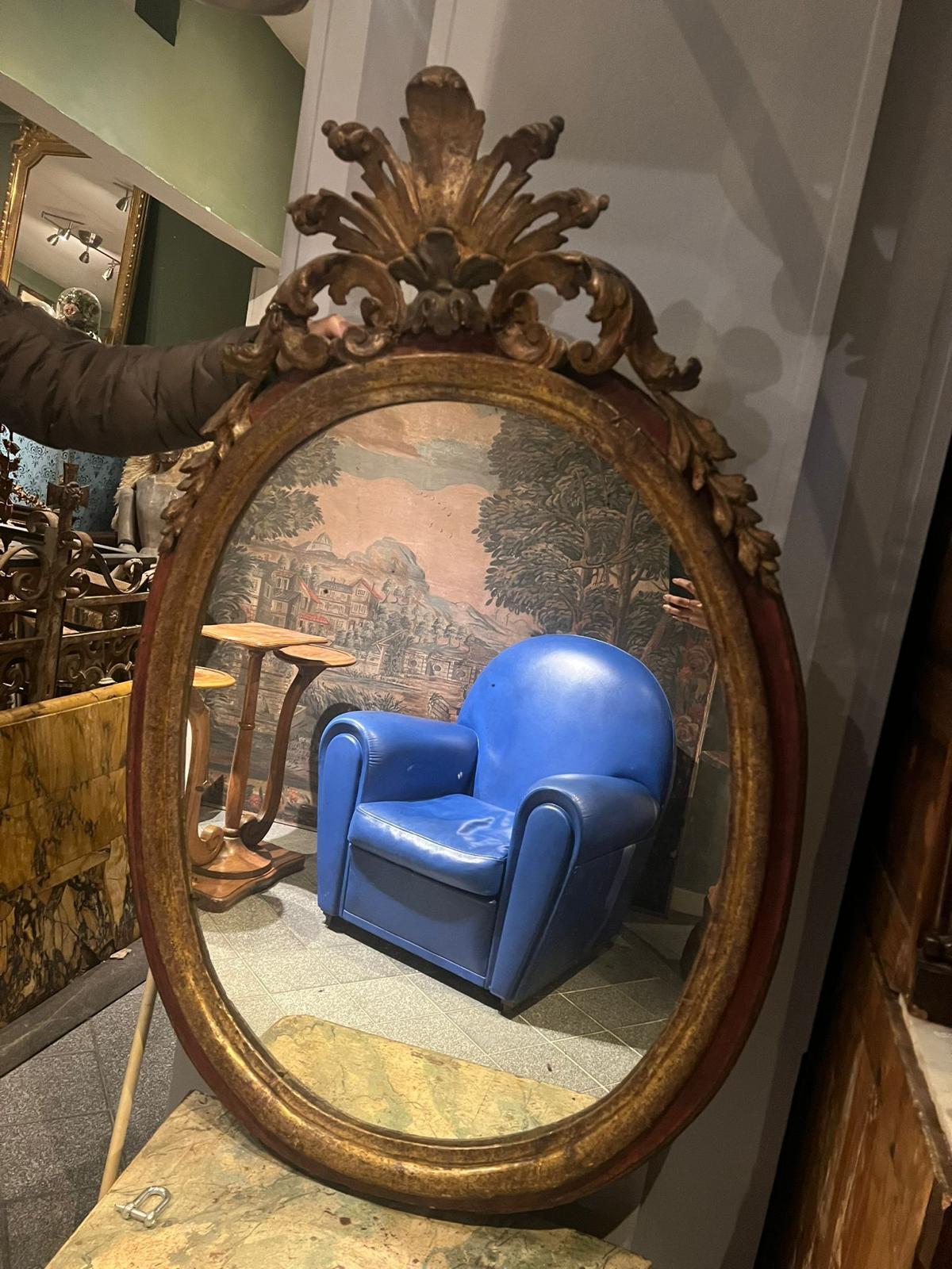 Magnifique miroir de forme ovale avec encadrement en mecha sculpté et doré, XVIIIe siècle. 

Le miroir, dans sa patine d'origine, est laqué et doré dans les tons rouges.  

Le miroir date du 19e siècle. 

Dimensions : 4x74x115 cm