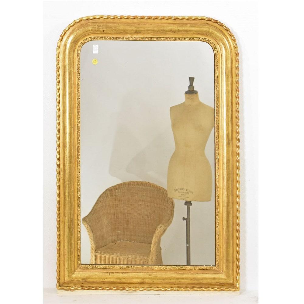 Der hier angebotene antike vergoldete Spiegel hat einen vergoldeten Rahmen aus reinem Blattgold. 
Antiker Spiegel ohne Gesims mit Motiven rund um den Umfang verziert. 

Darüber hinaus weist der Spiegel kleine, durch Abnutzung und Alter bedingte