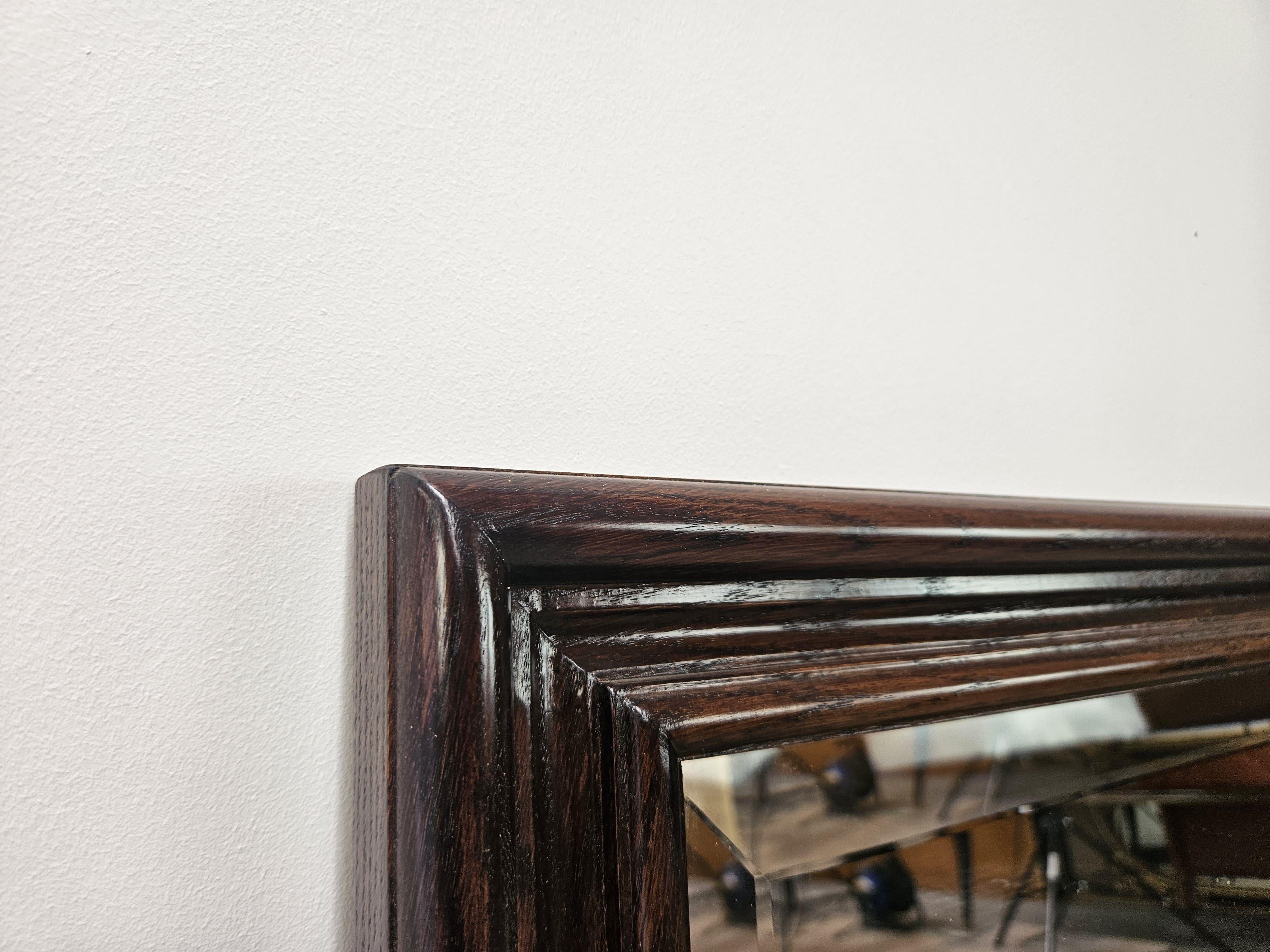 Miroir antique Art Déco avec cadre en chêne et verre biseauté d'origine.

Il s'agit d'une production allemande du début des années 1930, d'une grande qualité et d'un travail soigné.

Le miroir peut être utilisé au mur avec des crochets (non